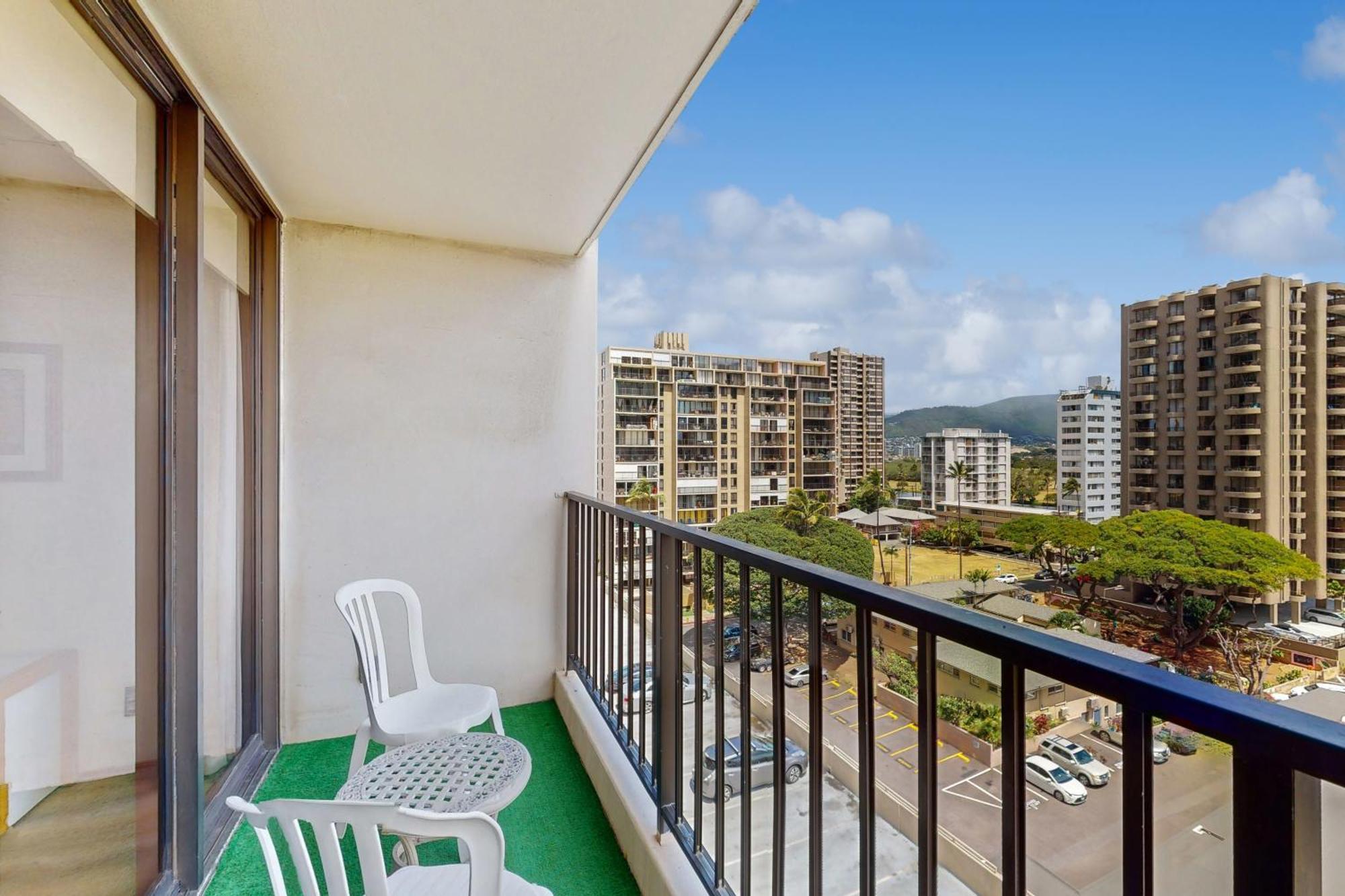 Waikiki Banyan 913 *
