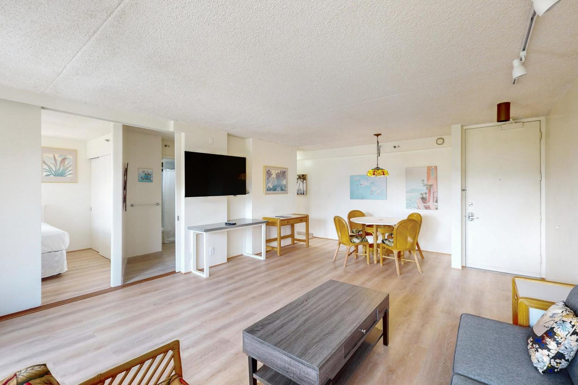 Waikiki Banyan 913