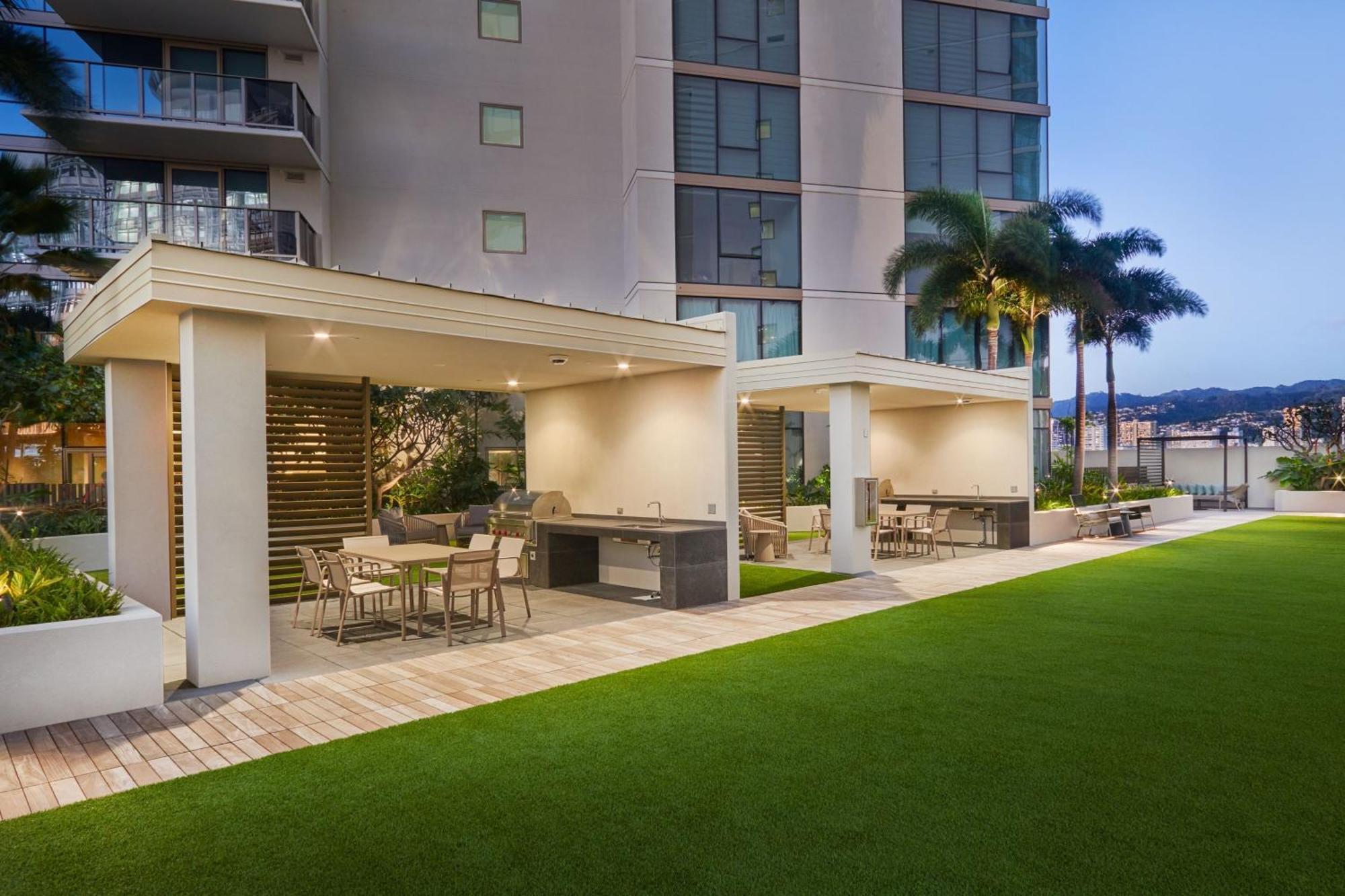 Hotel Renaissance & Honolulu