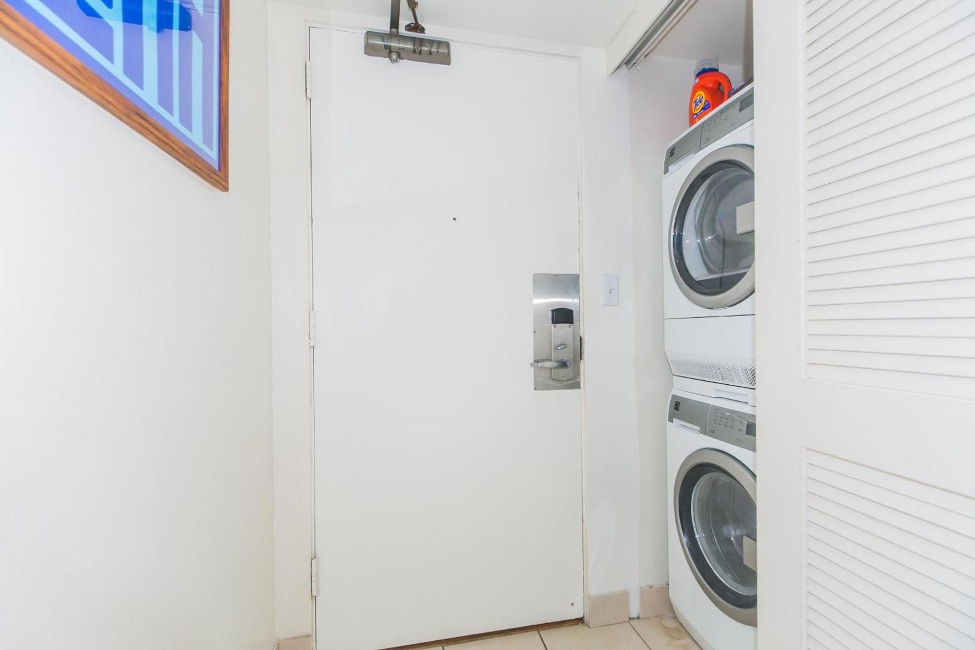 Apartment Two Bedroom Overlooking Ala Wai Boat Harbor