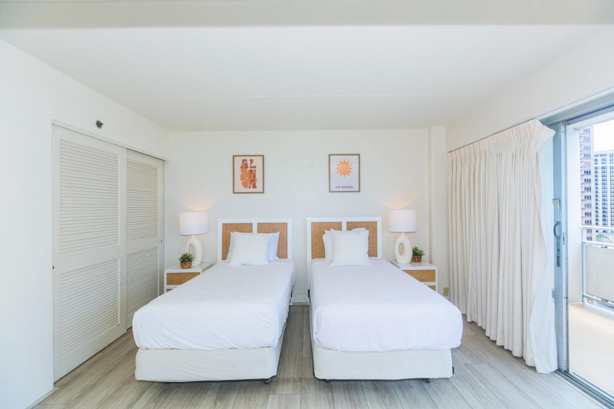 Apartment Two Bedroom Overlooking Ala Wai Boat Harbor *