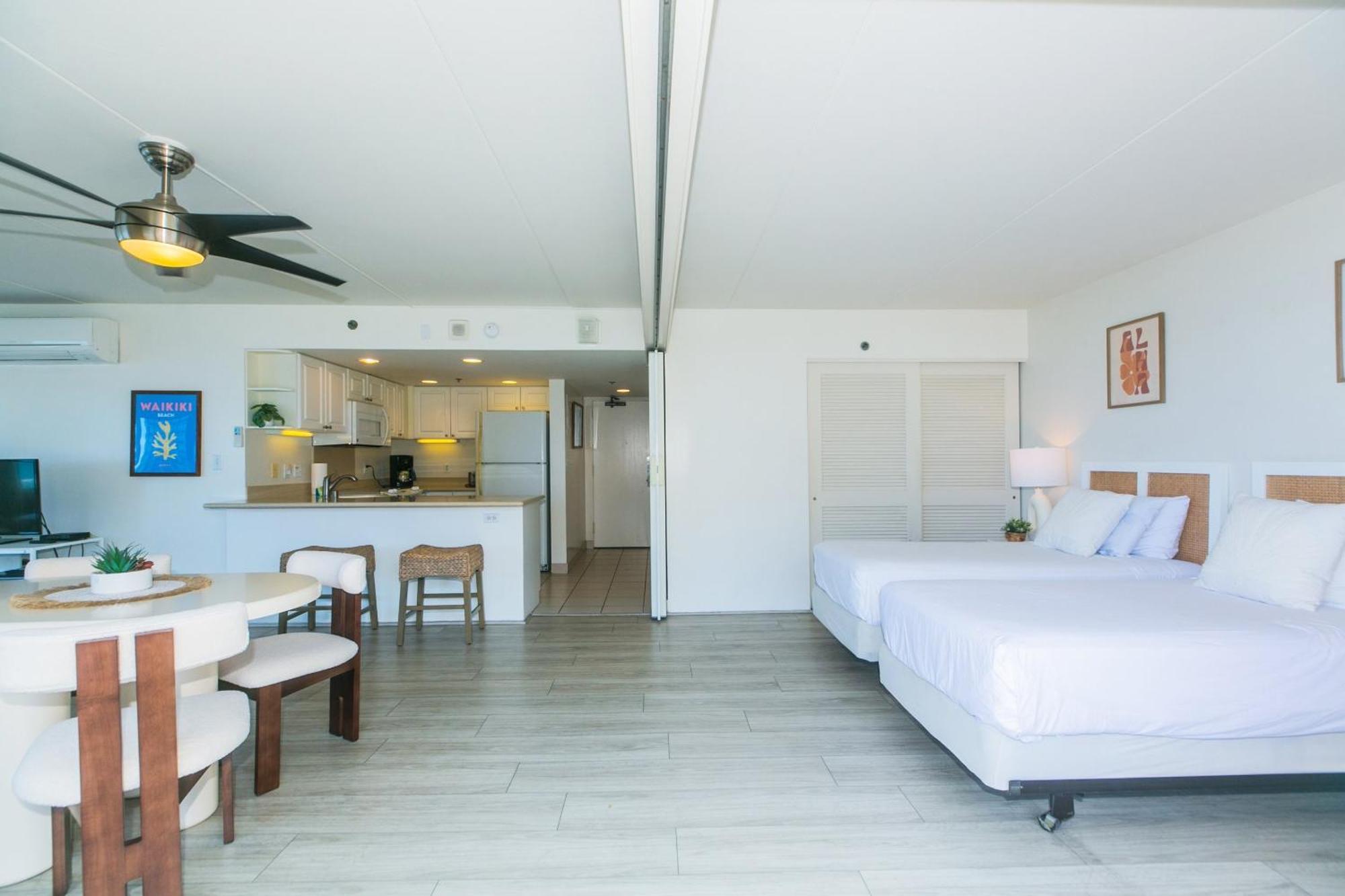 Two Bedroom Overlooking Ala Wai Boat Harbor Apartment *