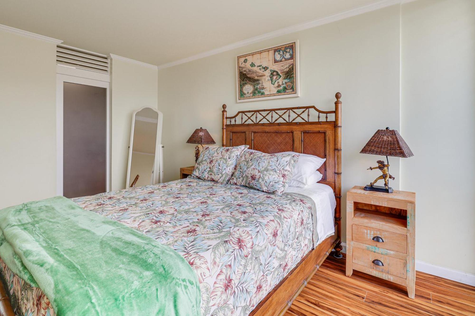 Apartment With Private Lanai Walk To The