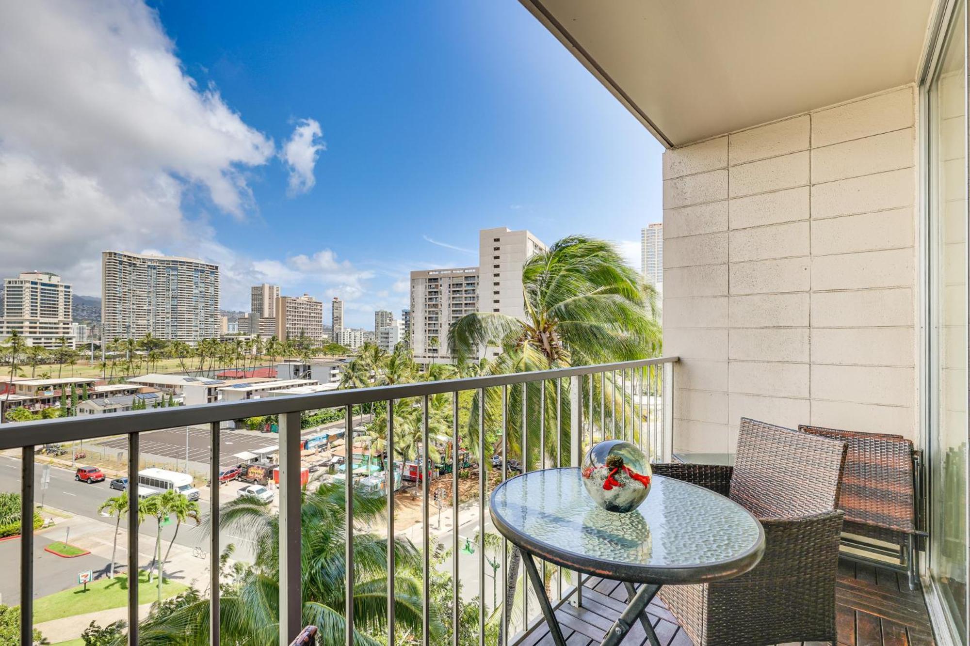 With Private Lanai Walk To The * Honolulu
