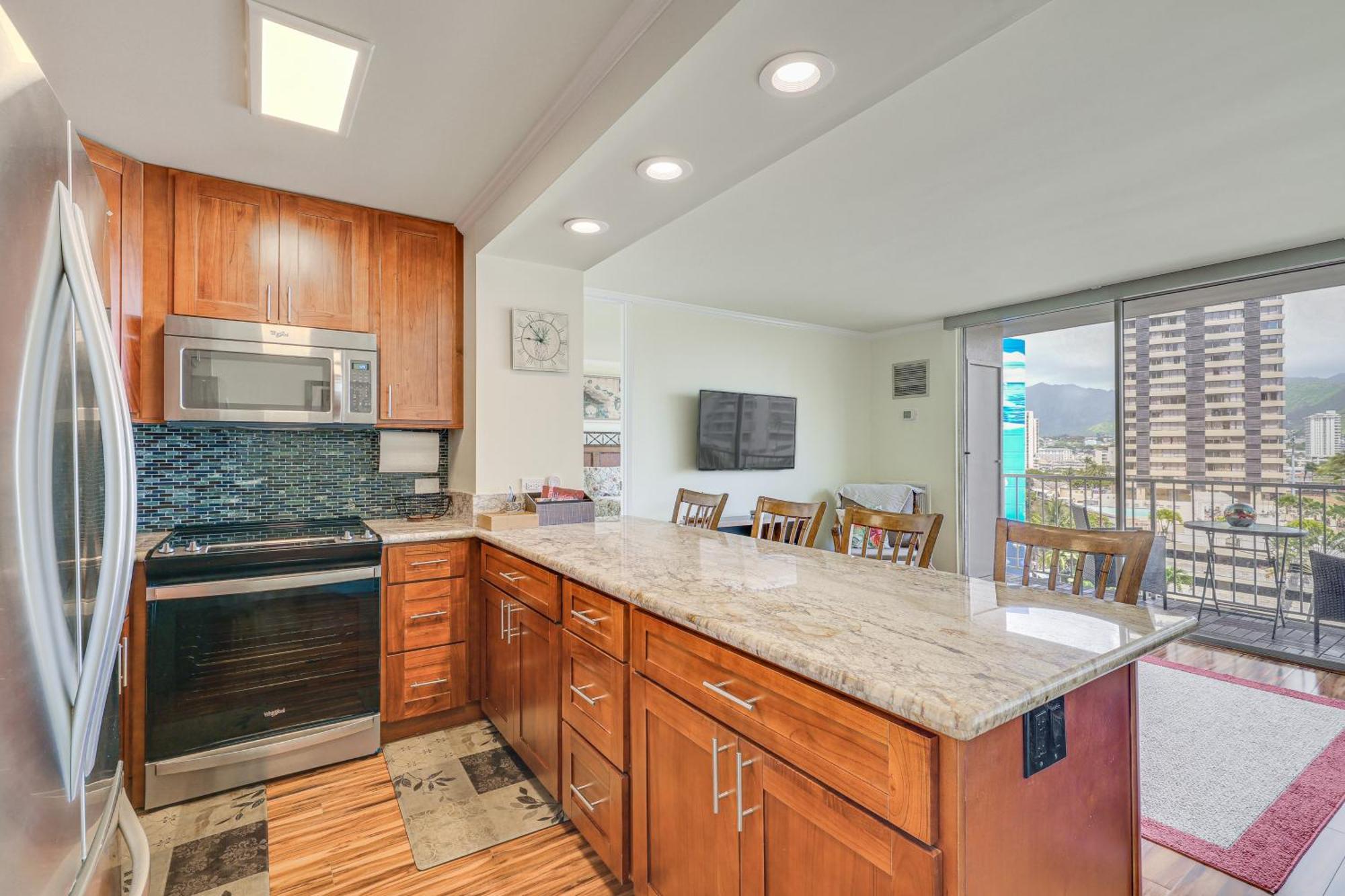 Apartment With Private Lanai Walk To The