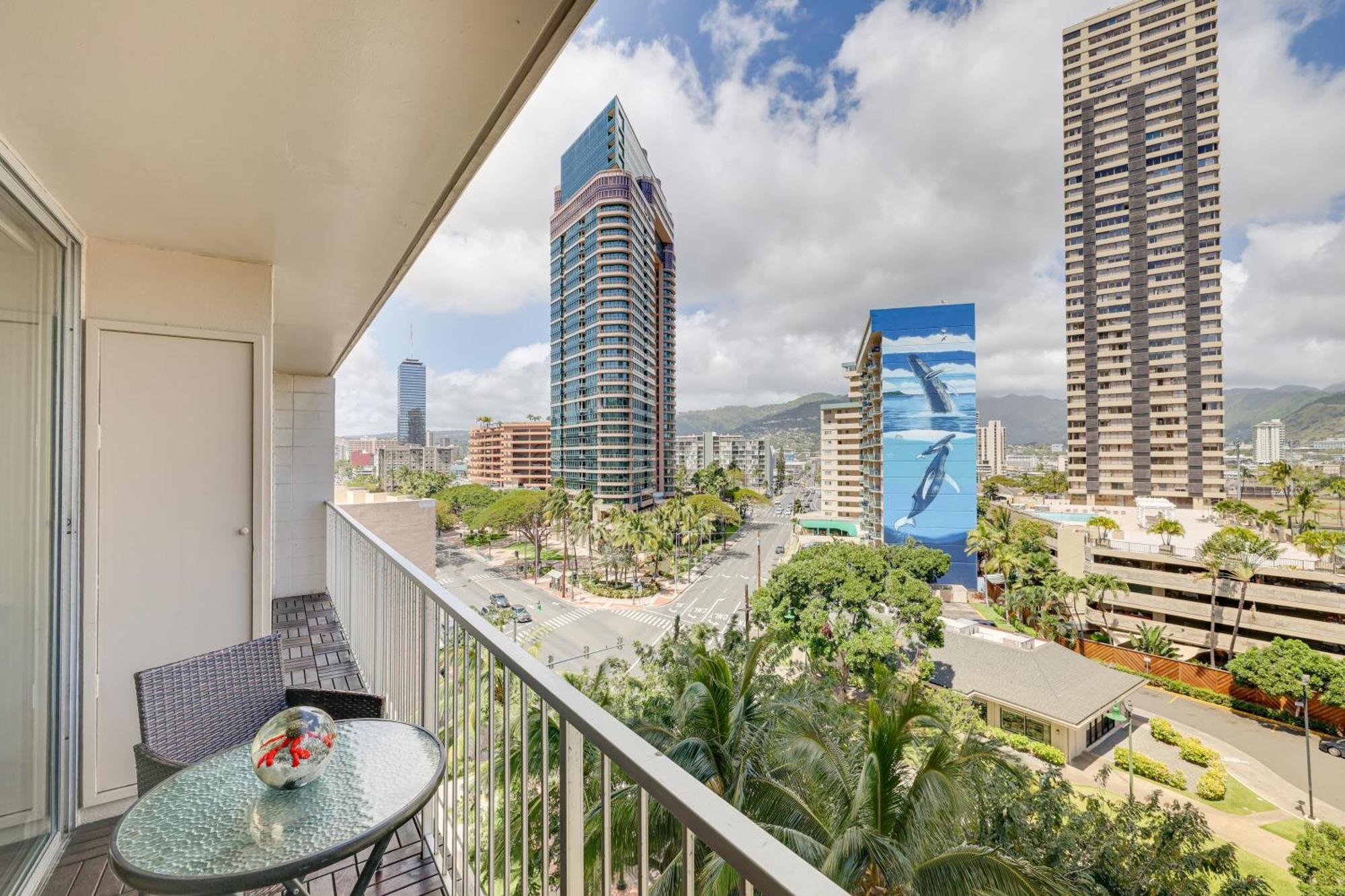 With Private Lanai Walk To The Apartment *