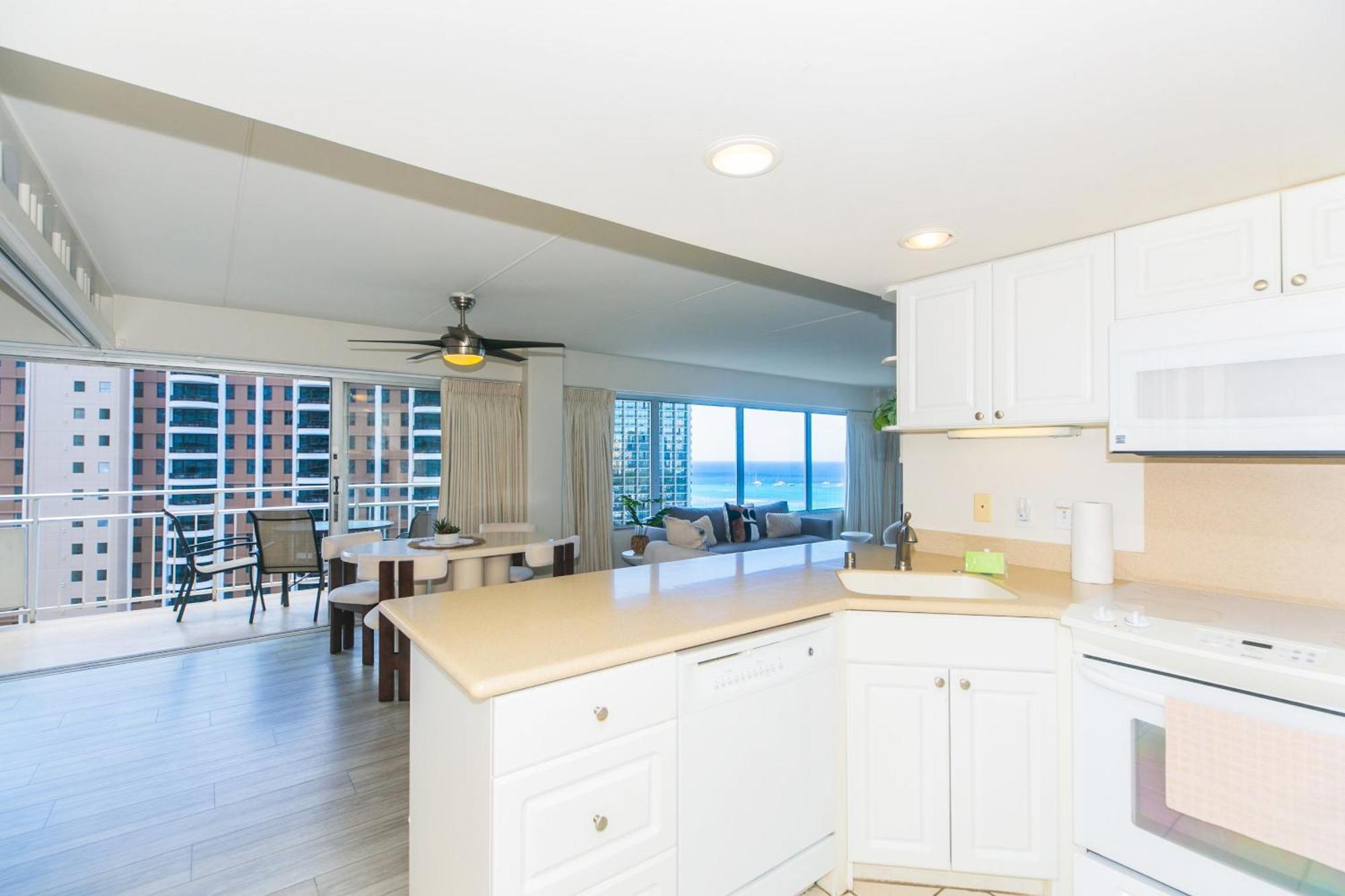 Ilikai Tower 1744 Yacht Harbor View 2br Apartment