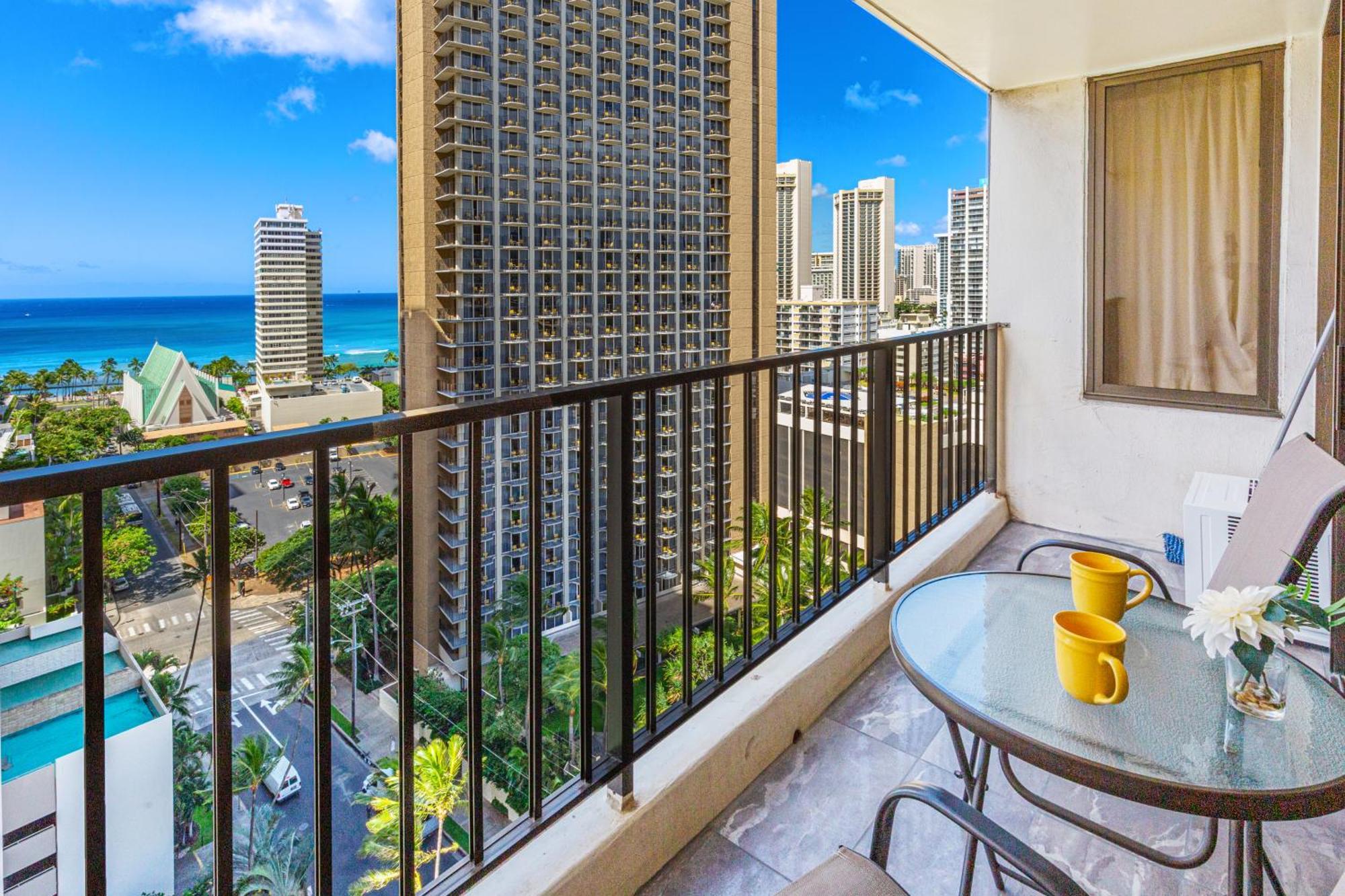 Renovated Ocean View Suite, Near Beach, Free Parking Apartment