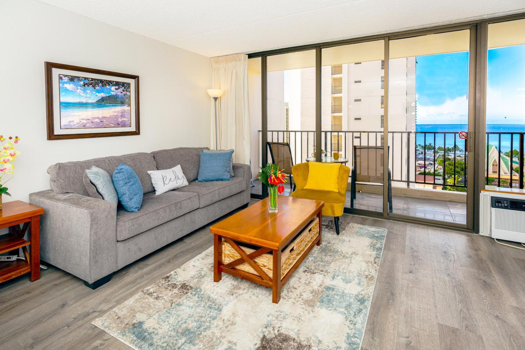 Renovated Ocean View Suite, Near Beach, Free Parking Apartment *
