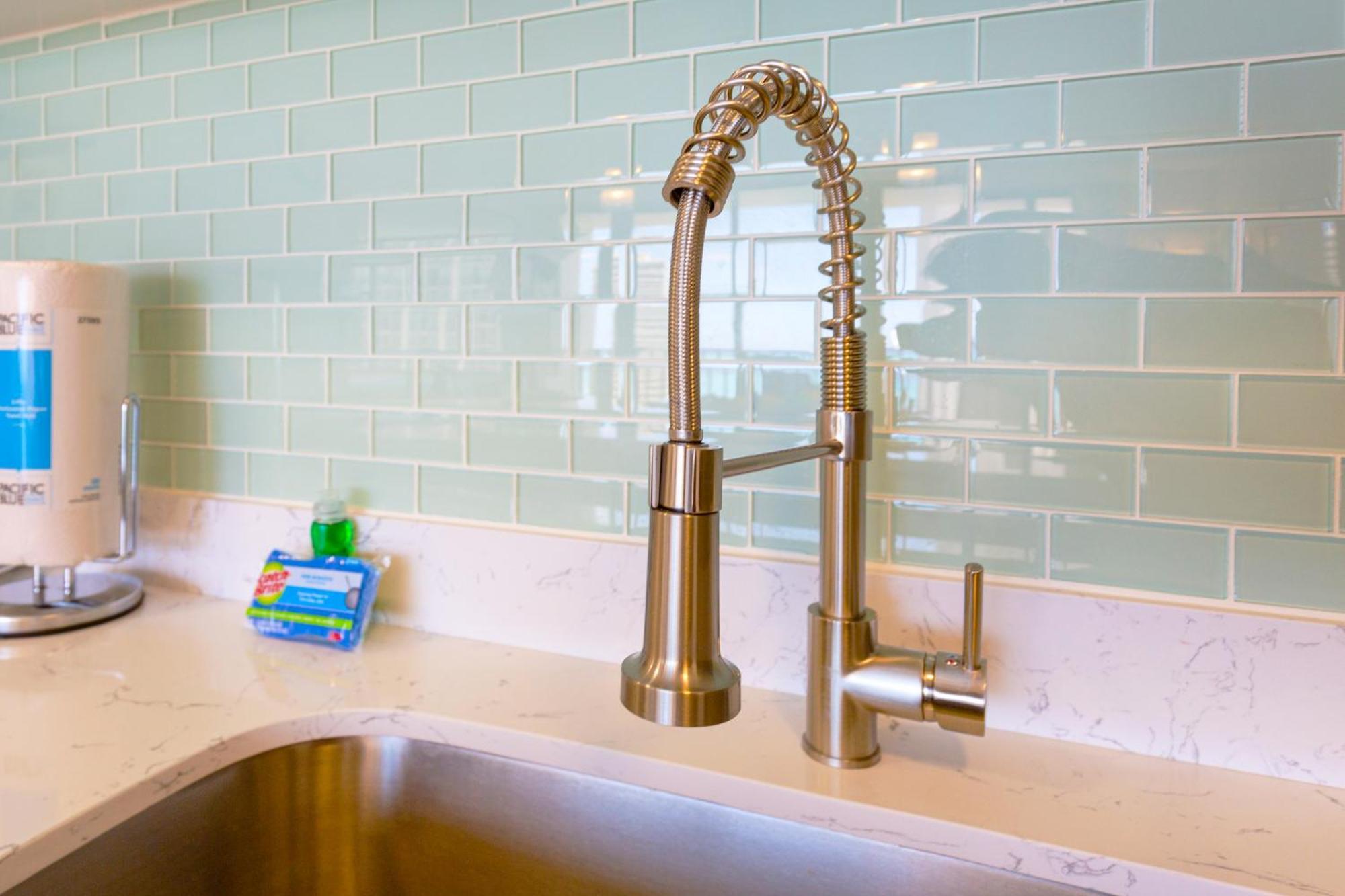 Apartment Renovated Ocean View Suite, Near Beach, Free Parking *