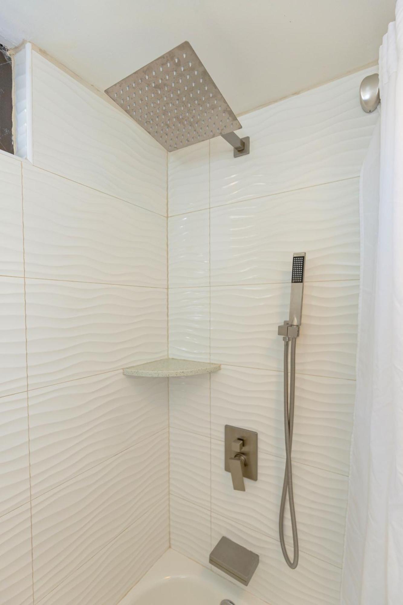 Renovated Ocean View Suite, Near Beach, Free Parking