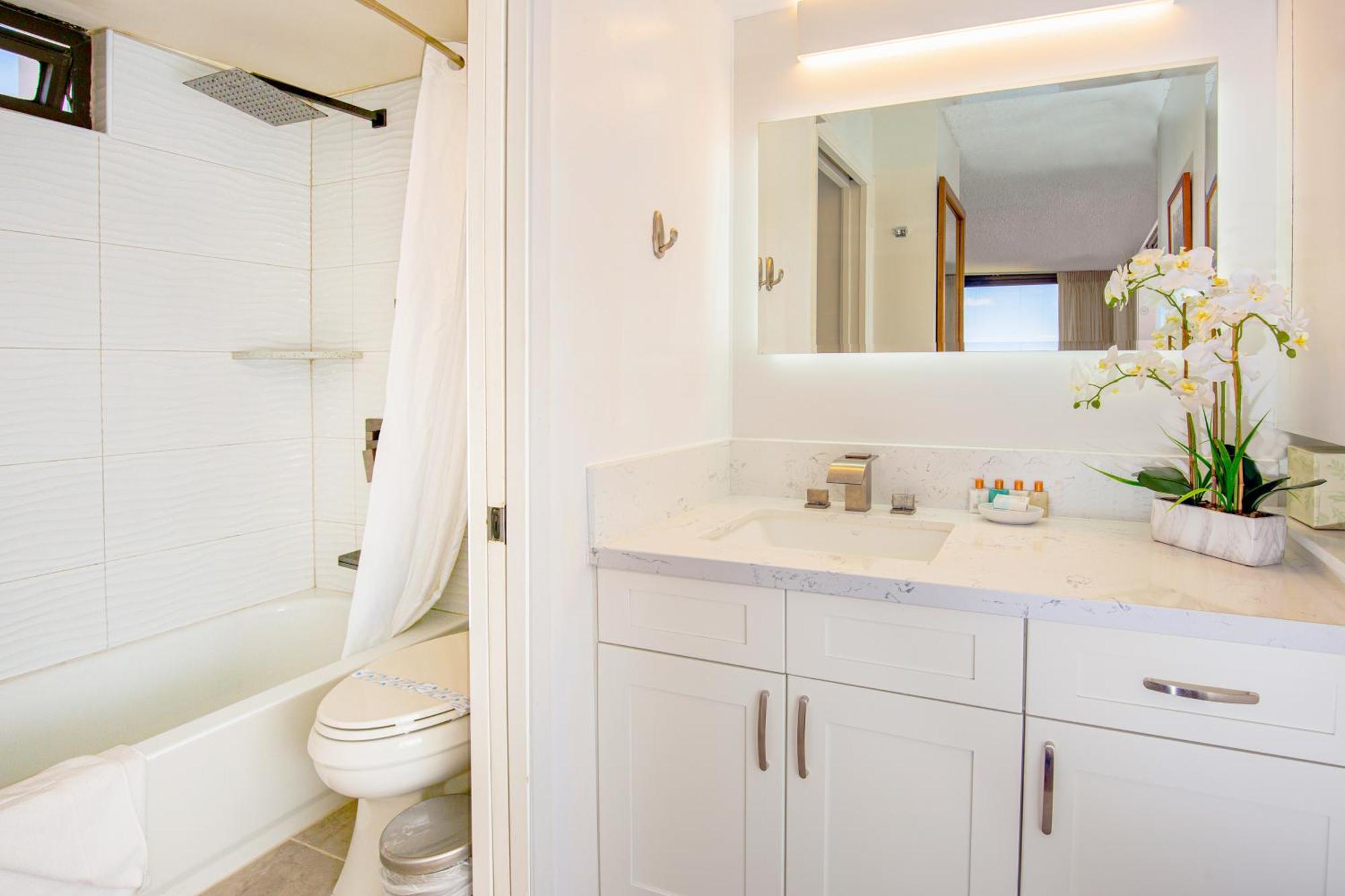 Apartment Renovated Ocean View Suite, Near Beach, Free Parking