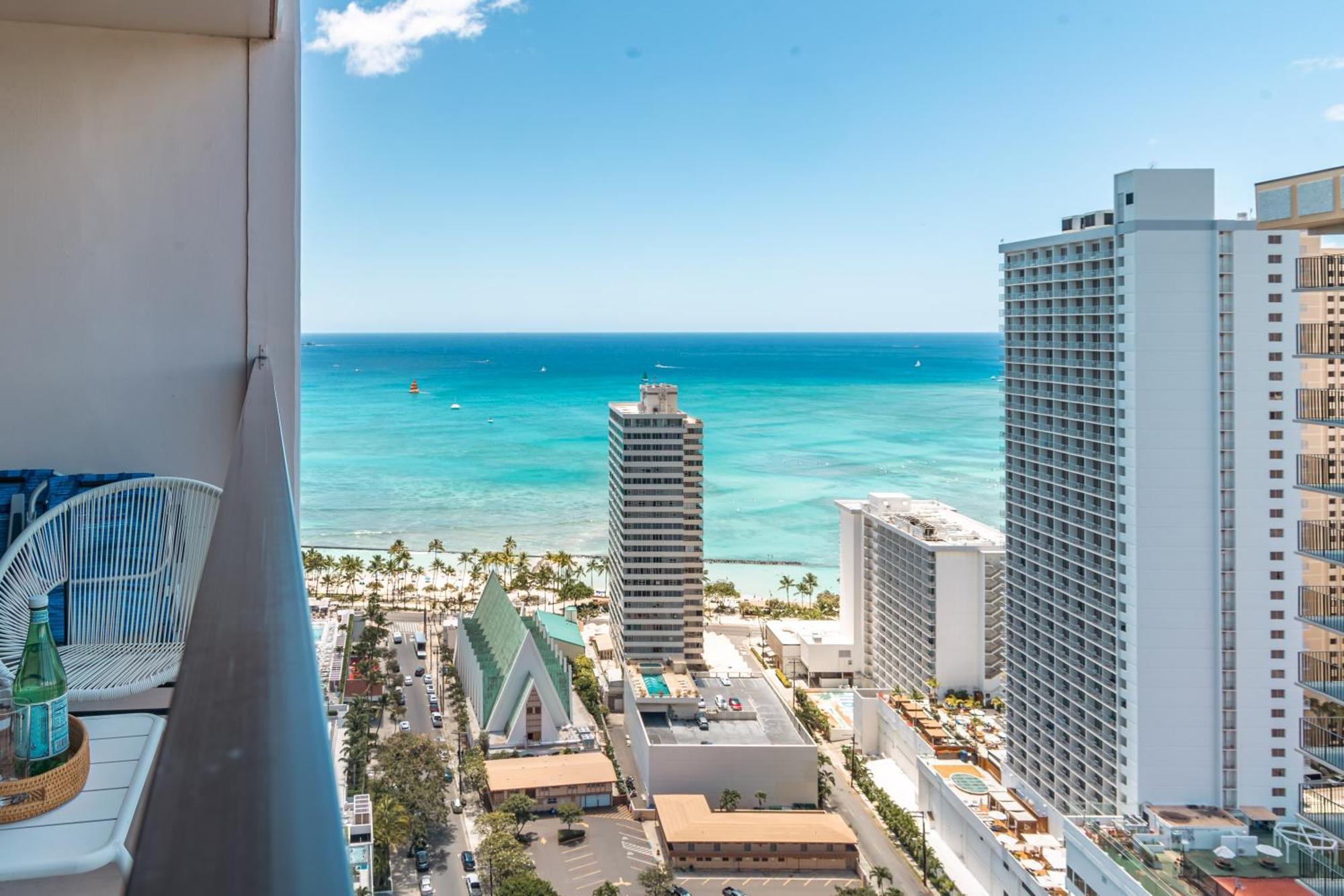 Lovely 1br Ocean View Condo, Near + Parking! Honolulu