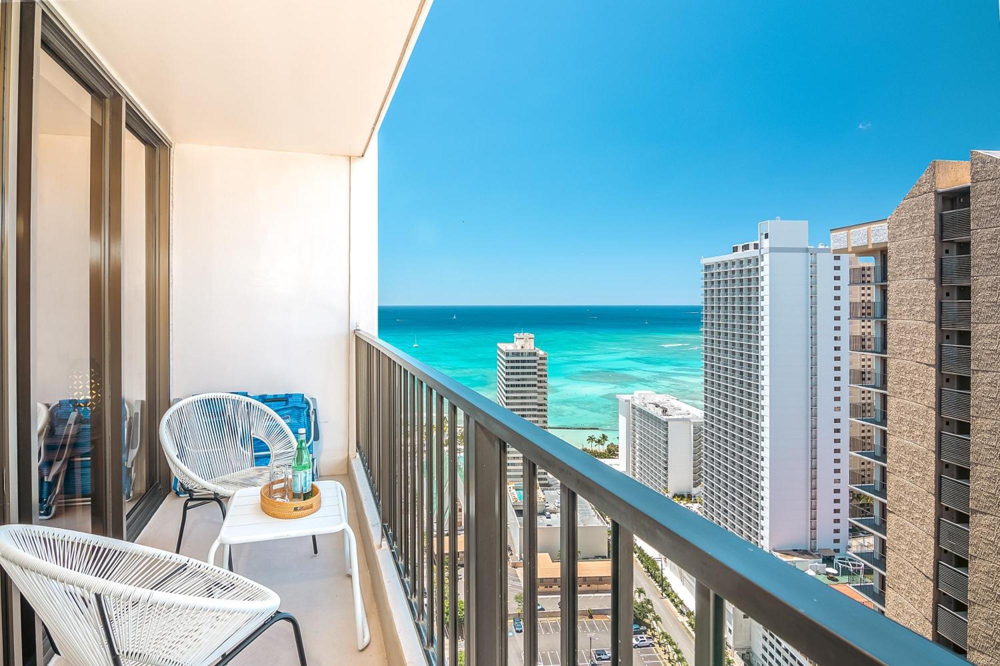 Lovely 1br Ocean View Condo, Near + Parking! Honolulu