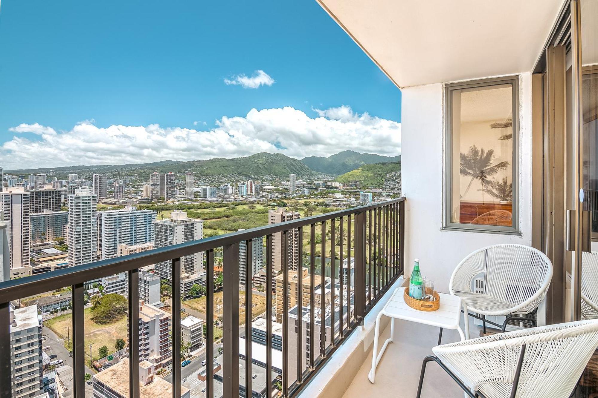 Lovely 1br Ocean View Condo, Near + Parking! Honolulu