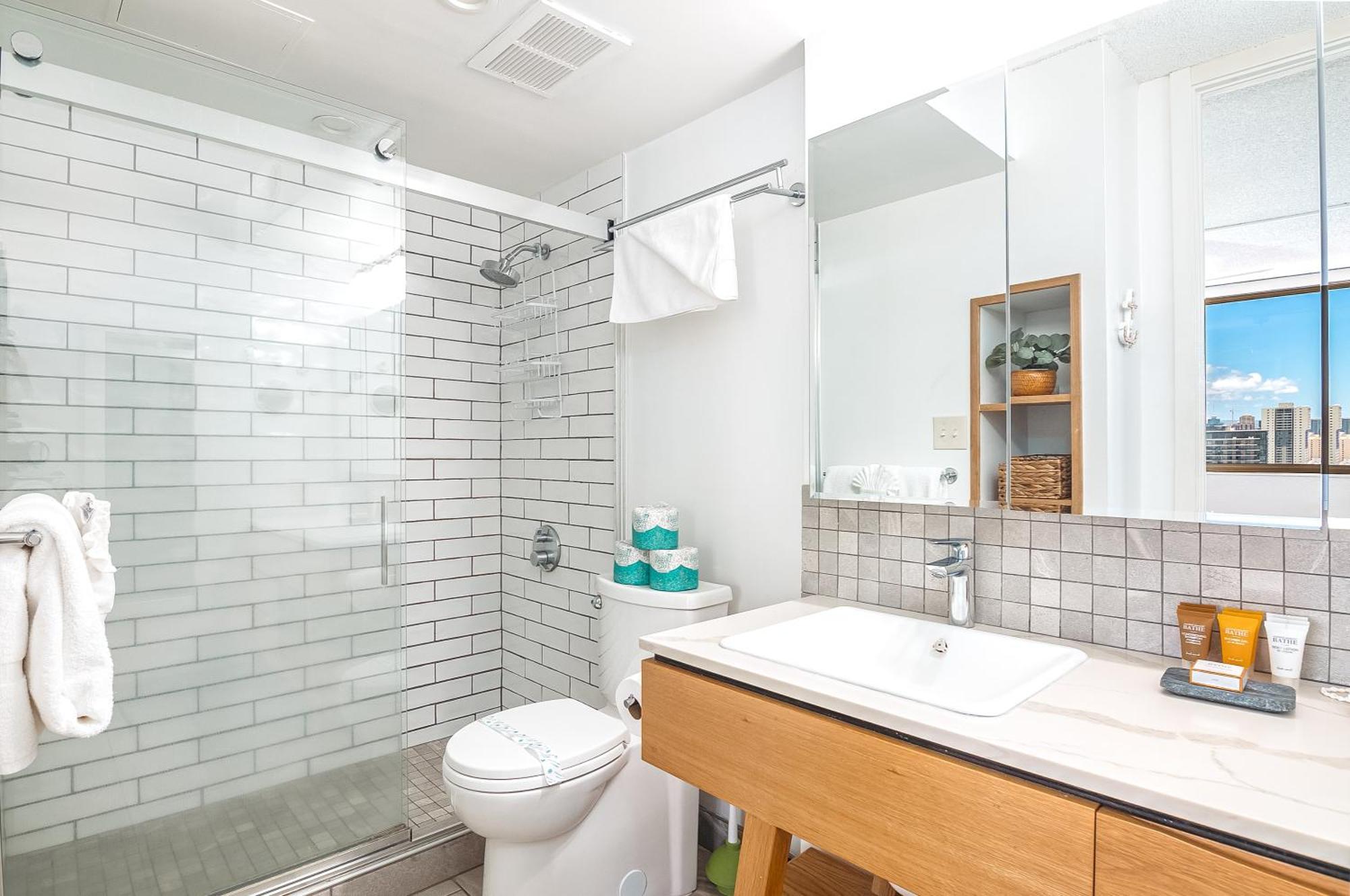 Lovely 1br Ocean View Condo, Near + Parking! Honolulu