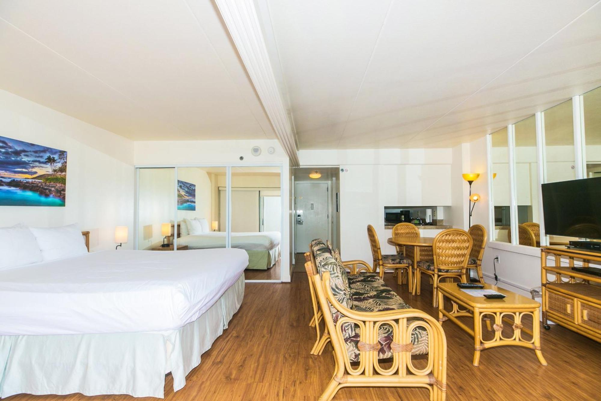 Apartment Ilikai Tower 1127 Yacht Harbor View 1br Honolulu