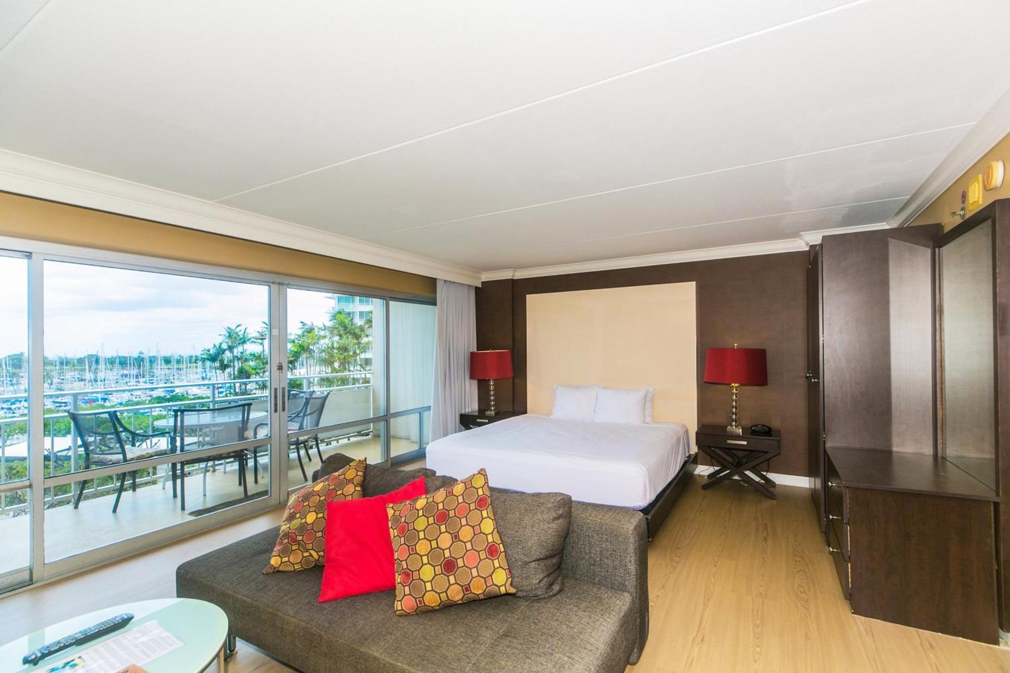 Ilikai Tower One Bedroom Harbor View Apartment *