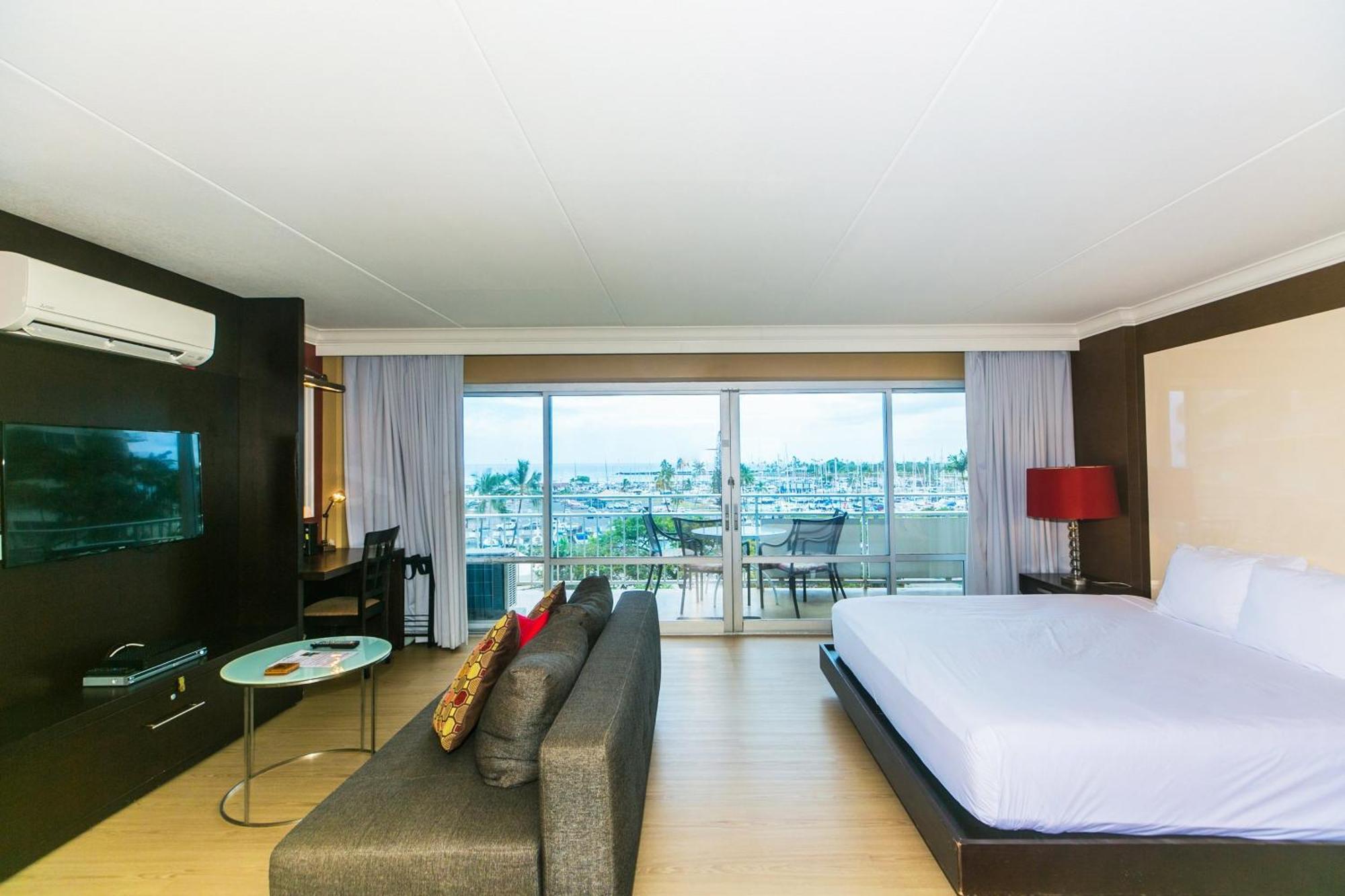 Ilikai Tower One Bedroom Harbor View Apartment *