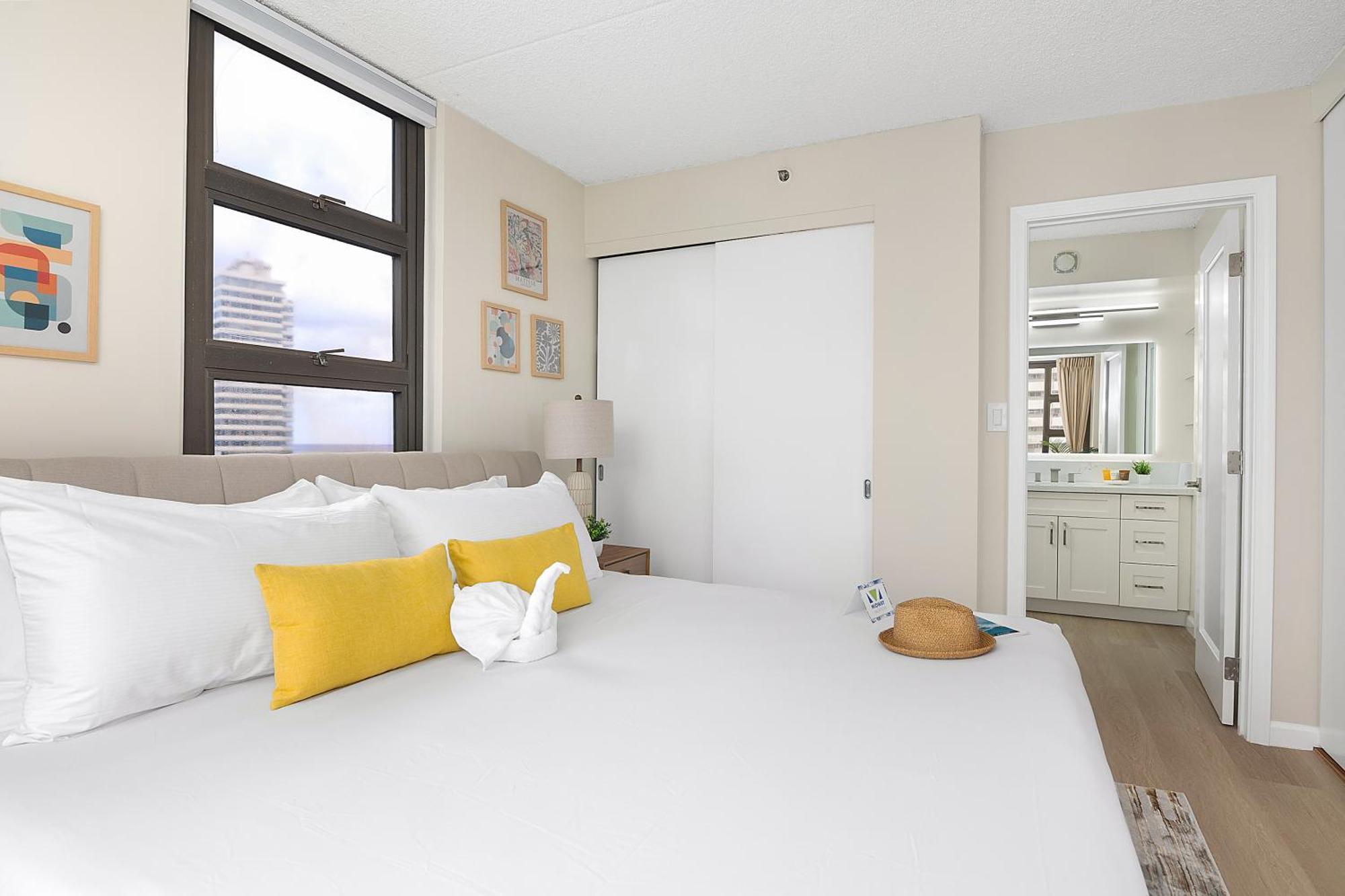 Apartment Newly Renovated ,1 Block To Waikiki Beach, Free Parking
