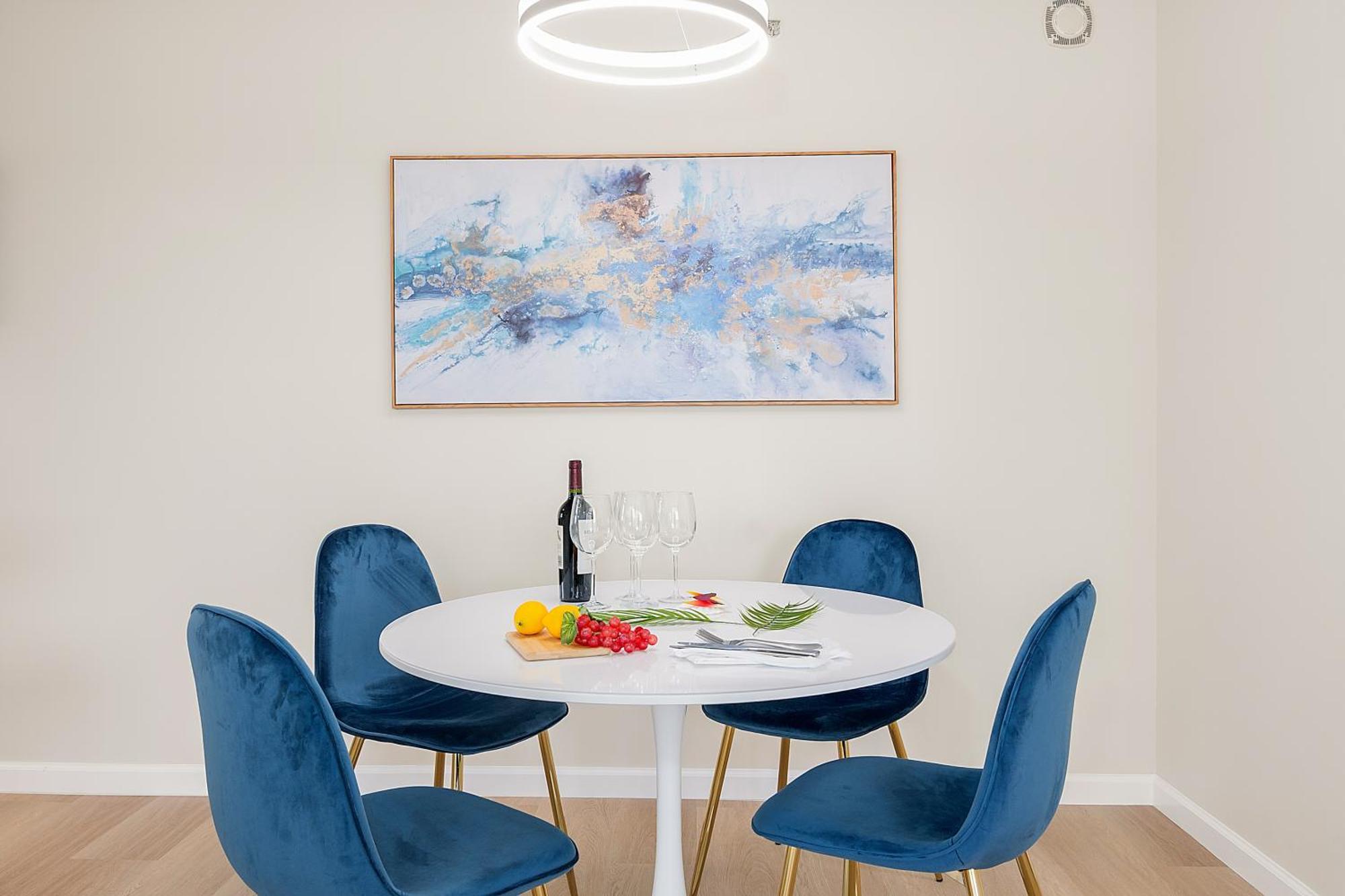 Apartment Newly Renovated ,1 Block To Waikiki Beach, Free Parking *