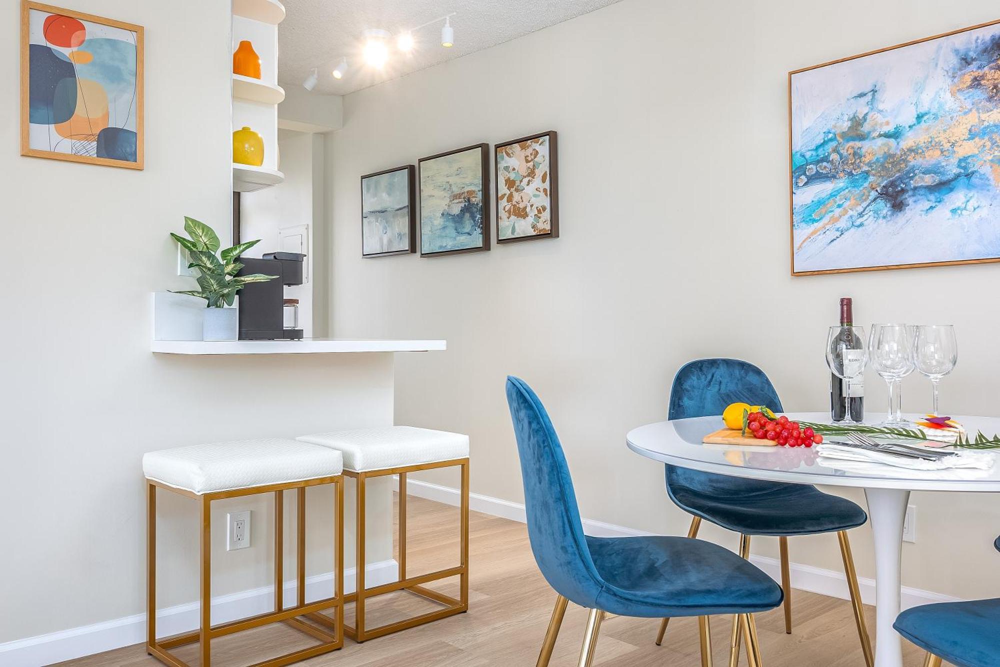 Newly Renovated ,1 Block To Waikiki Beach, Free Parking *