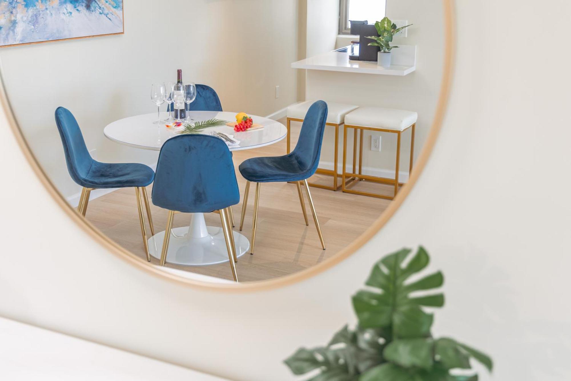 Newly Renovated ,1 Block To Waikiki Beach, Free Parking Apartment