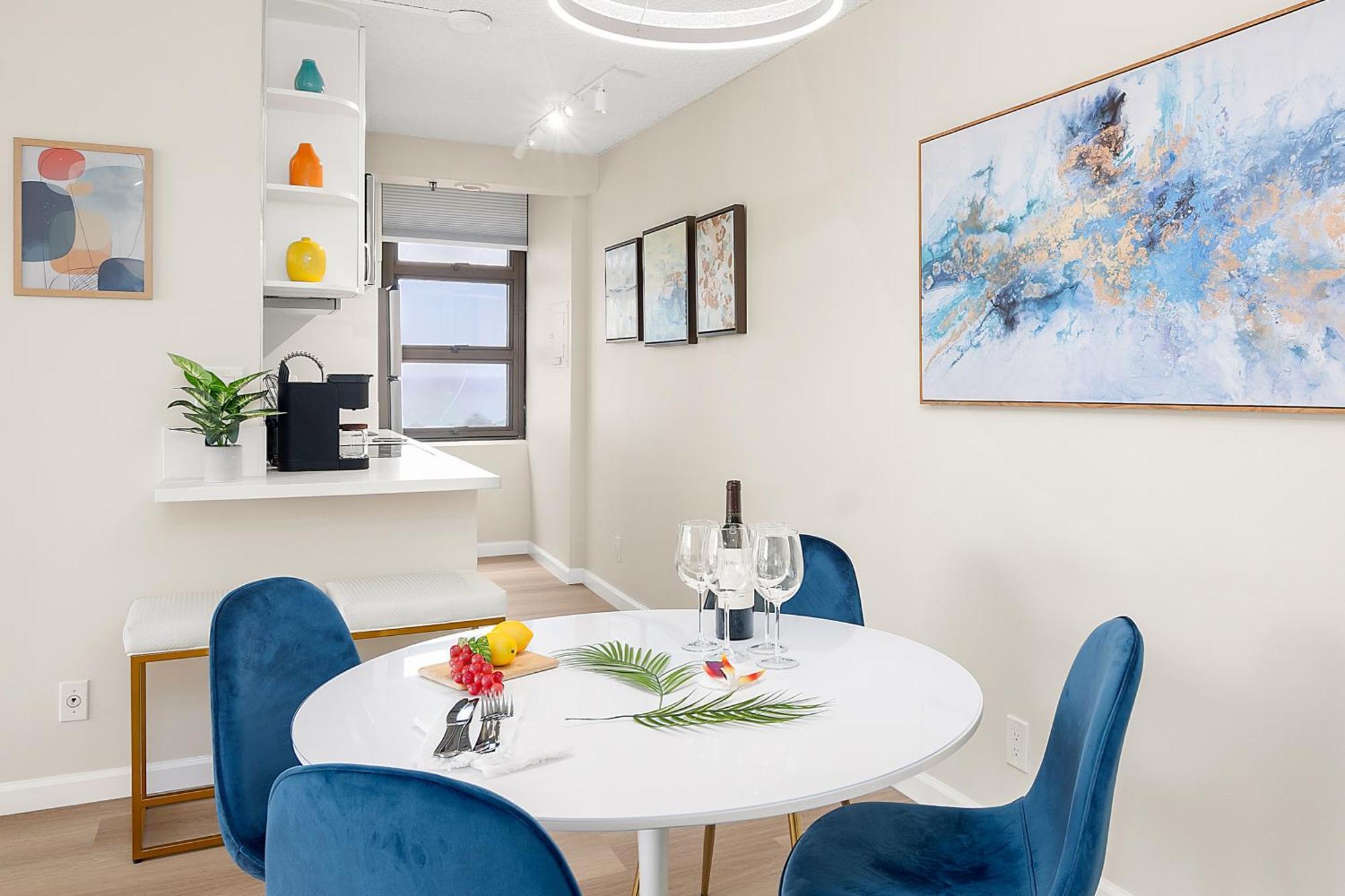 Newly Renovated ,1 Block To Waikiki Beach, Free Parking *