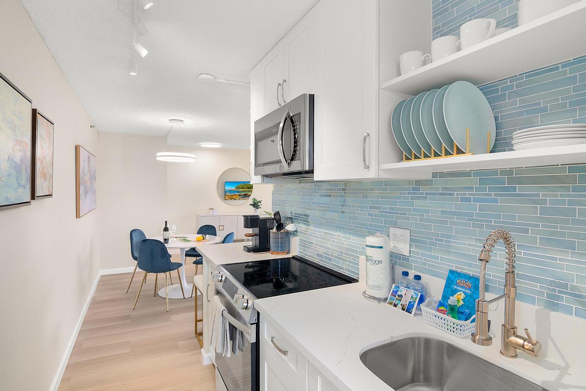Apartment Newly Renovated ,1 Block To Waikiki Beach, Free Parking