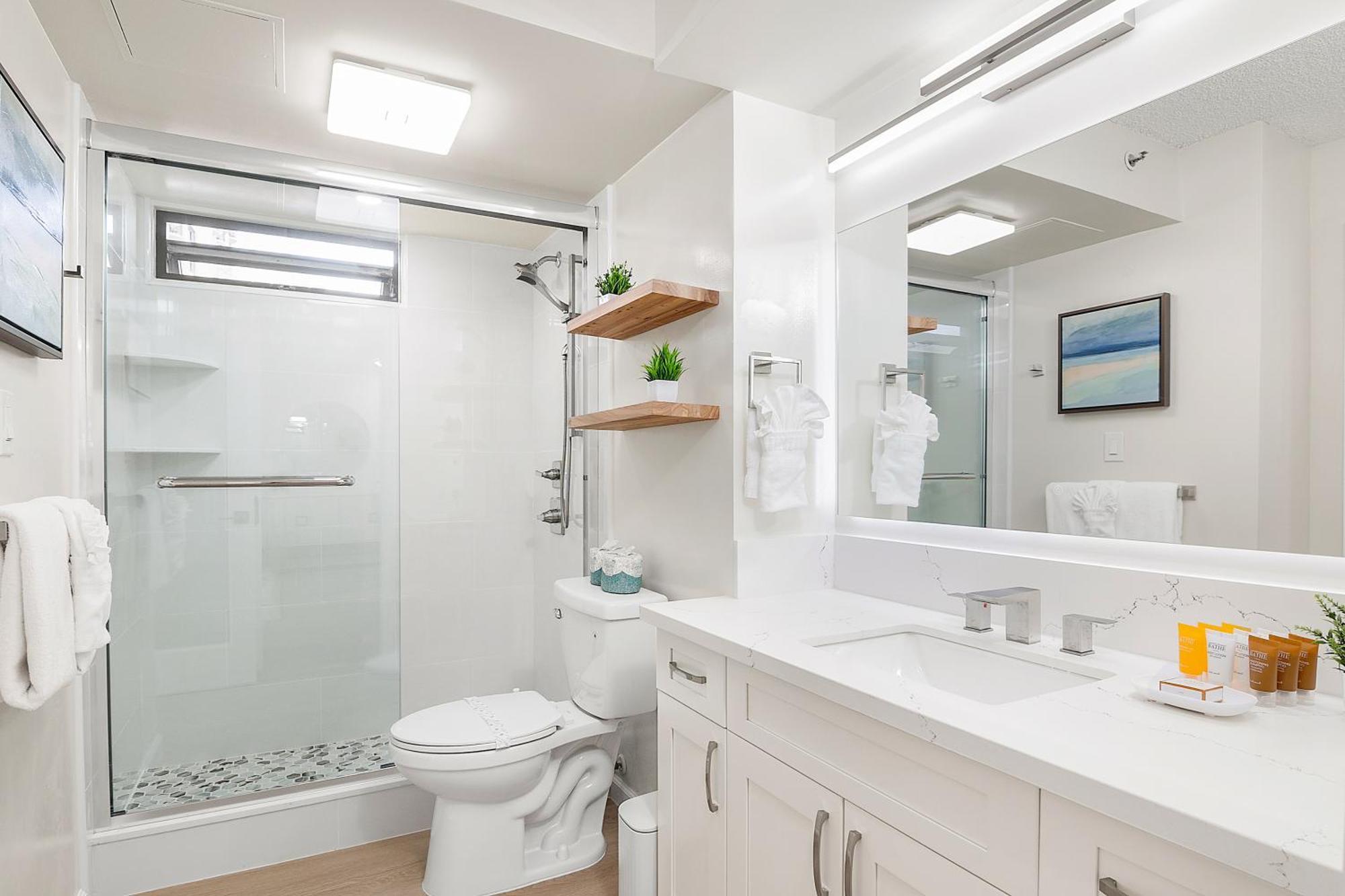 Apartment Newly Renovated ,1 Block To Waikiki Beach, Free Parking *