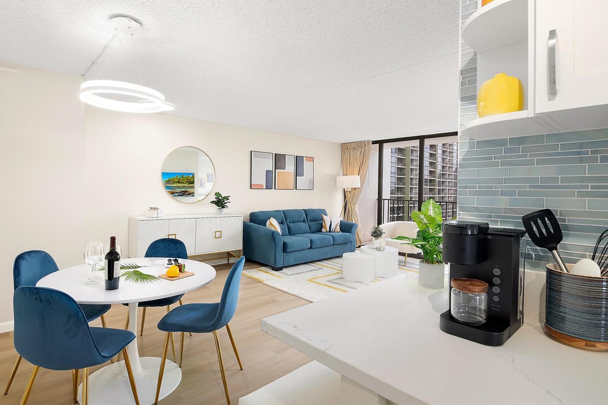 Apartment Newly Renovated ,1 Block To Waikiki Beach, Free Parking