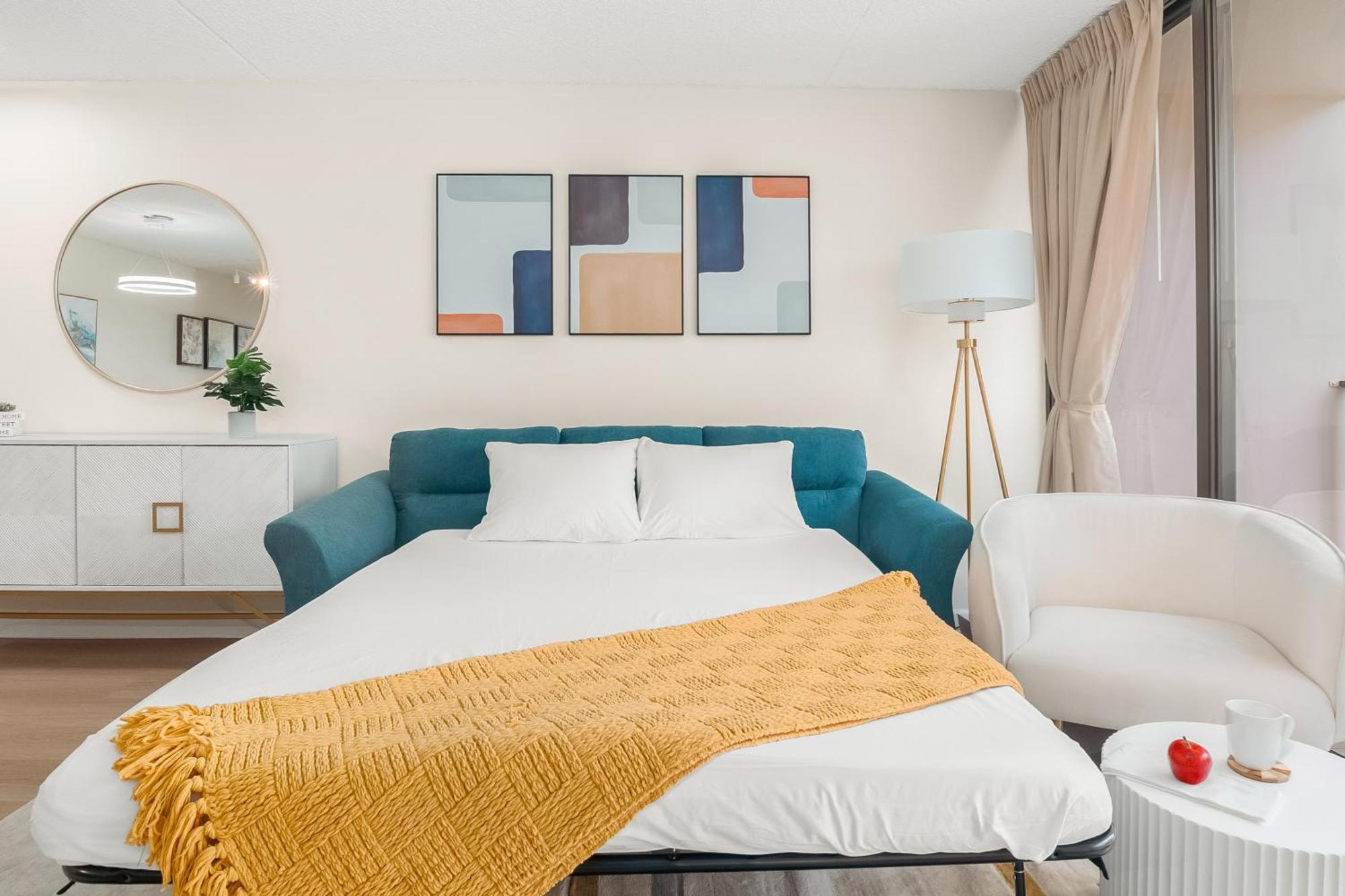 Newly Renovated ,1 Block To Waikiki Beach, Free Parking *