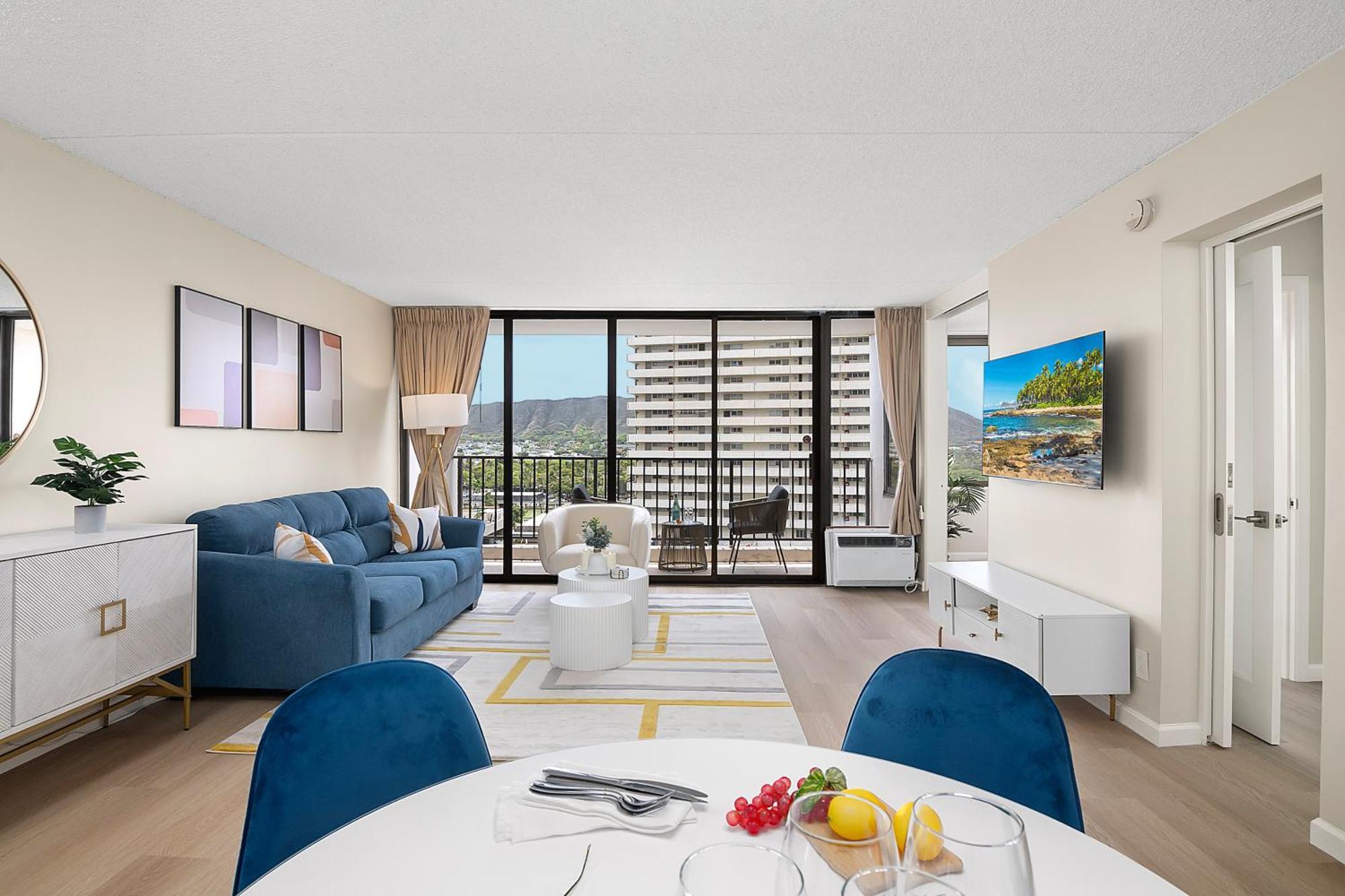 Apartment Newly Renovated ,1 Block To Waikiki Beach, Free Parking *