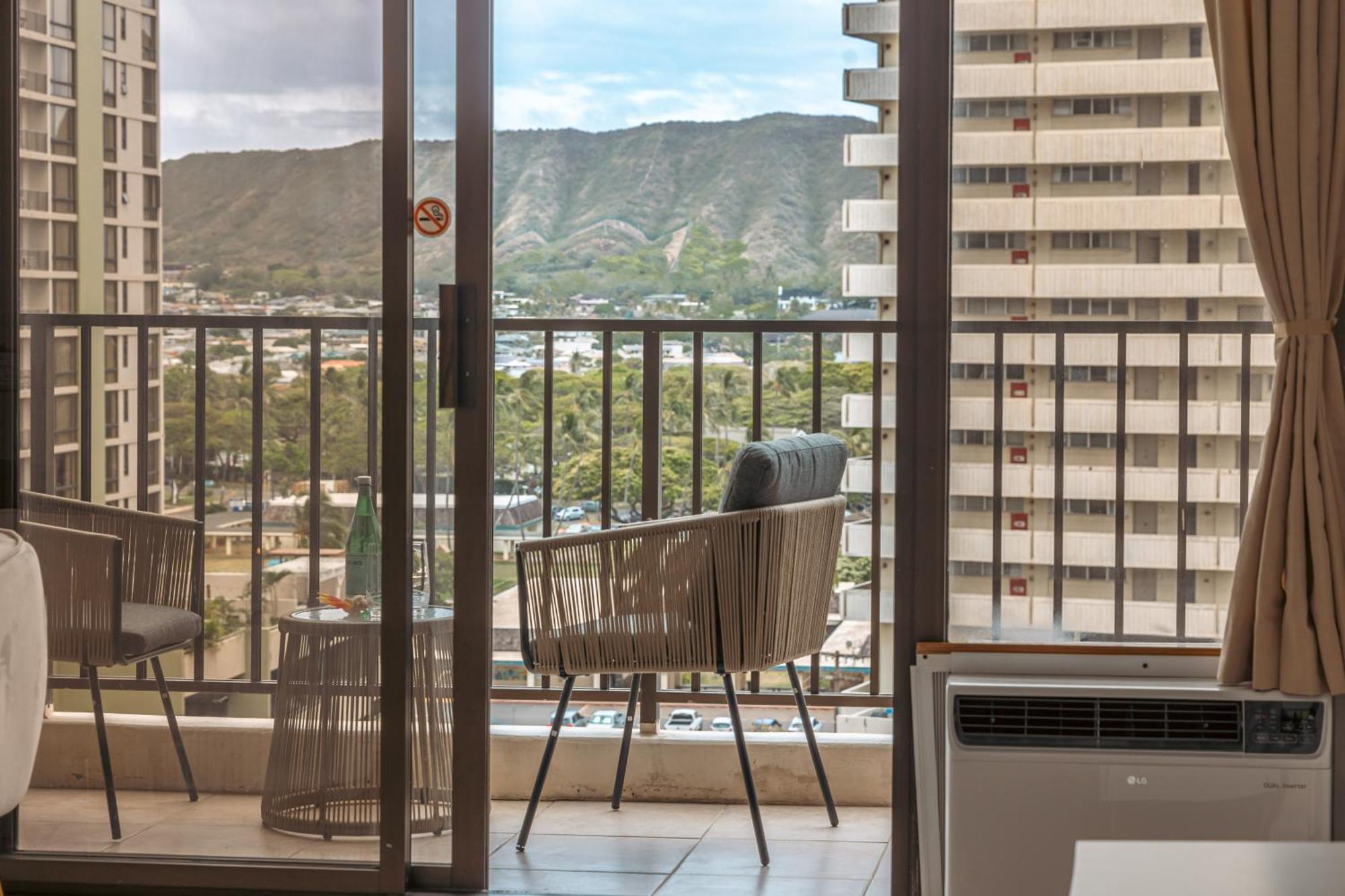 Newly Renovated ,1 Block To Waikiki Beach, Free Parking Apartment Honolulu