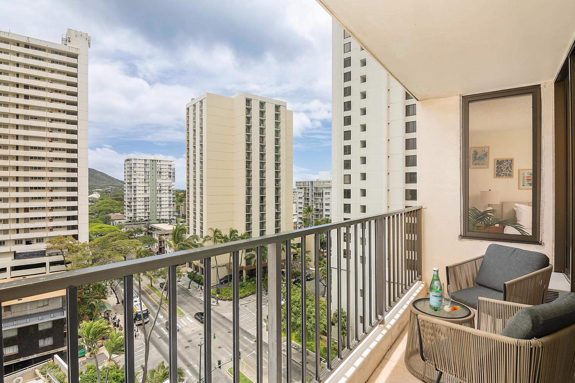 Apartment Newly Renovated ,1 Block To Waikiki Beach, Free Parking *
