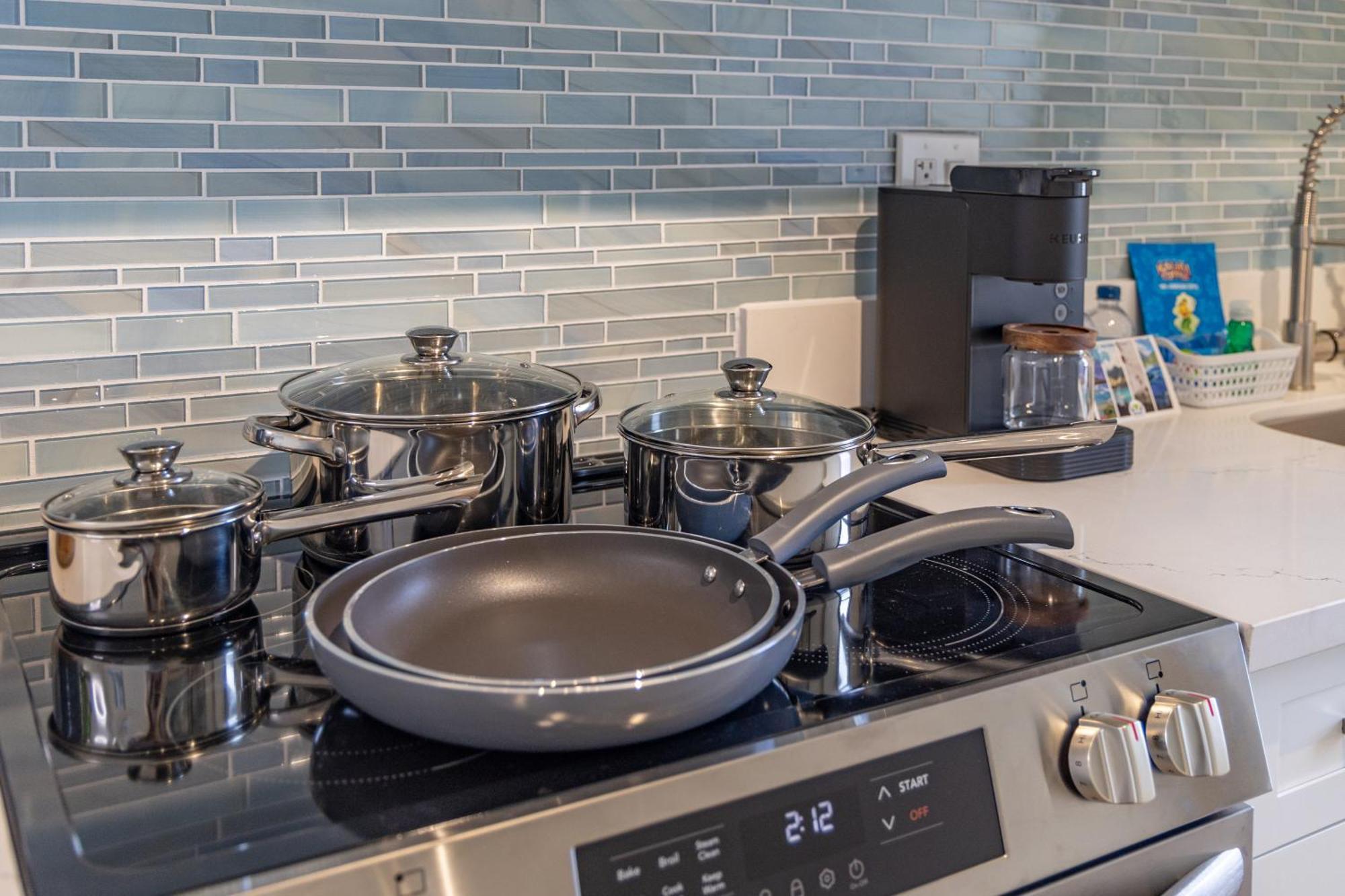 Newly Renovated ,1 Block To Waikiki Beach, Free Parking