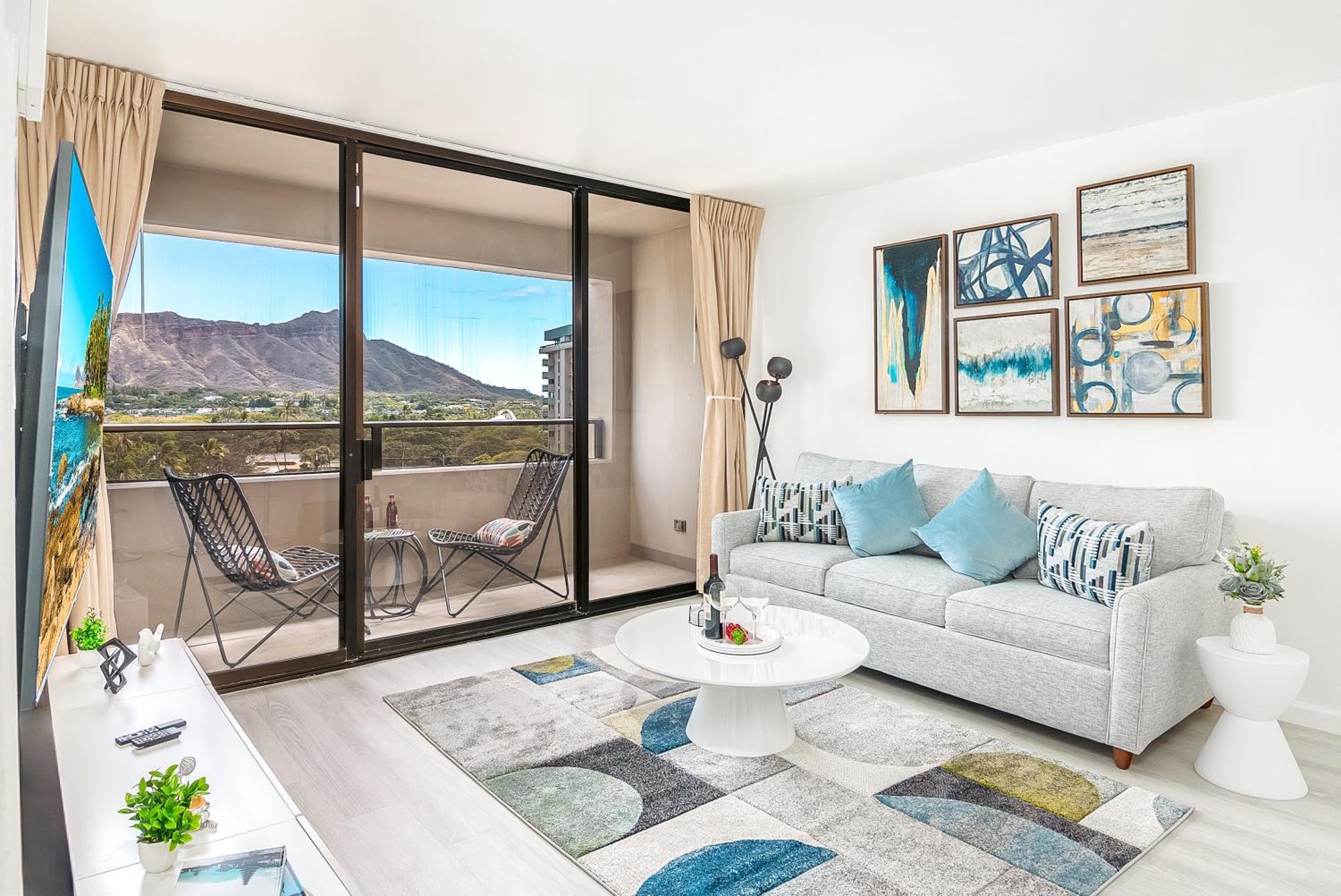 Newly Renovated 2 Bedroom Condo, 1 Block To Waikiki Beach, Free Parking Apartment *