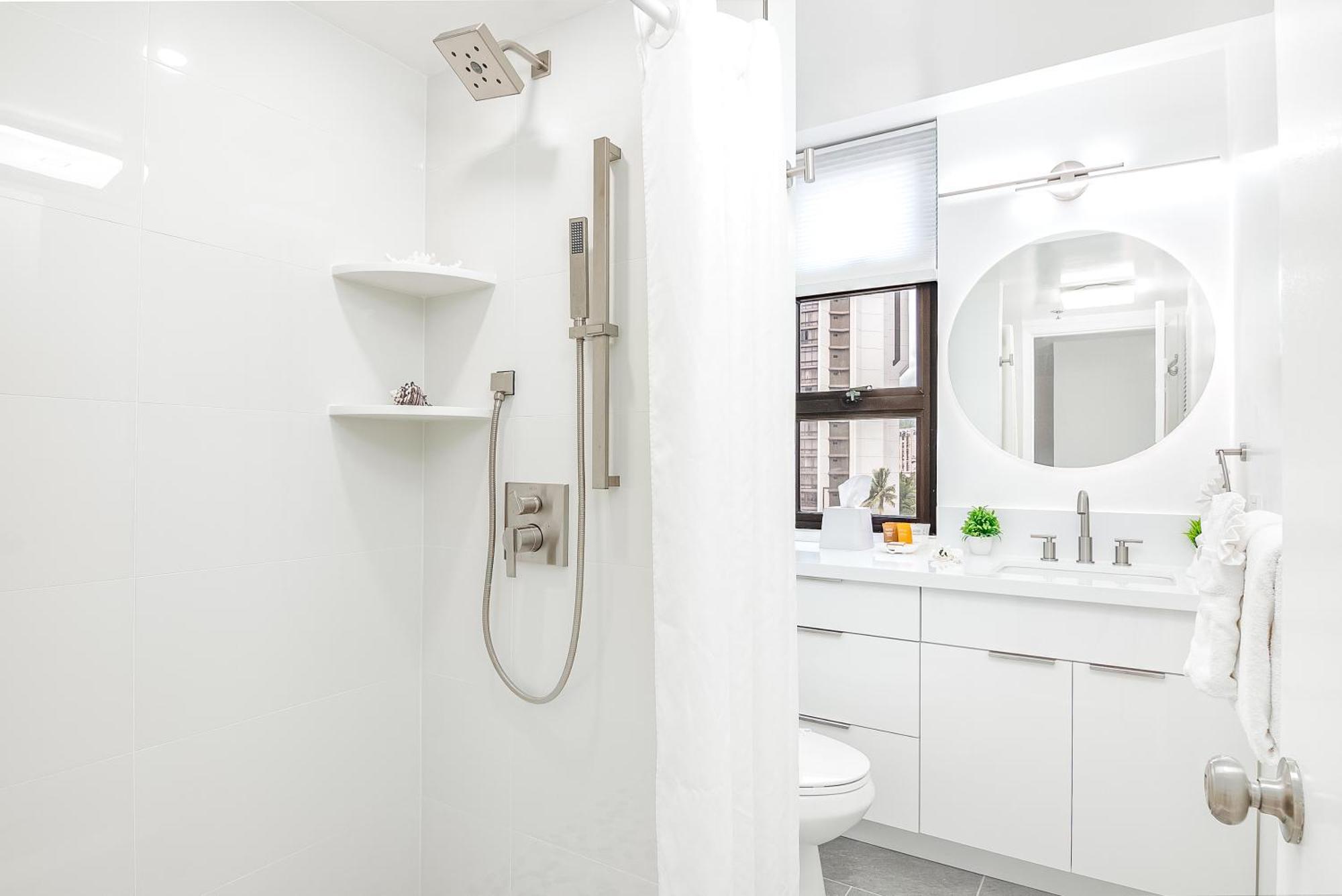 Newly Renovated 2 Bedroom Condo, 1 Block To Waikiki Beach, Free Parking Apartment
