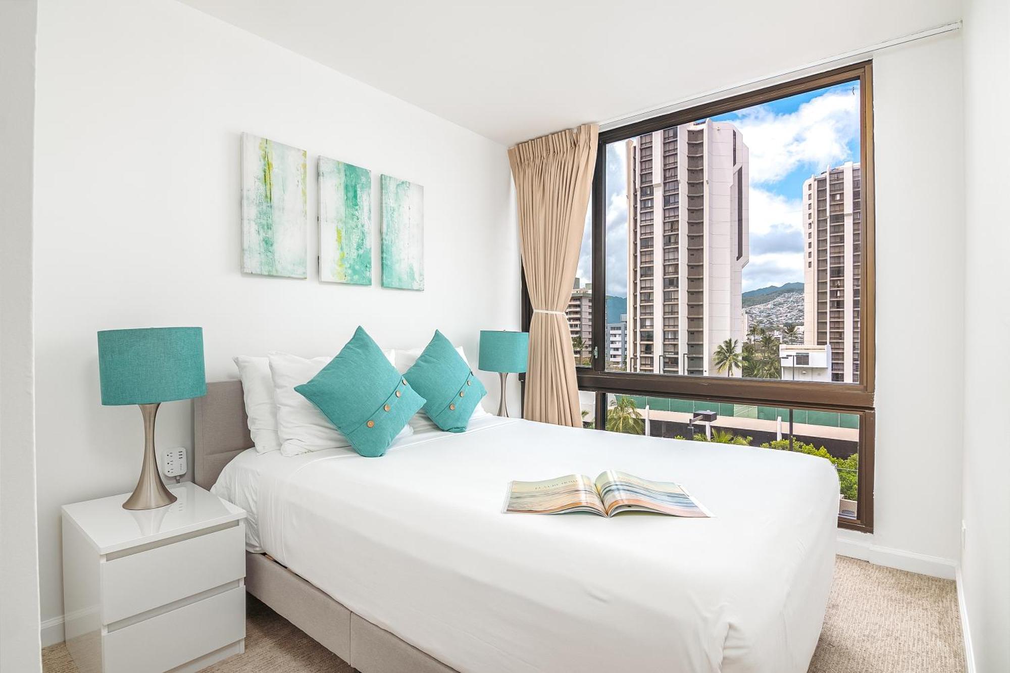 Apartment Newly Renovated 2 Bedroom Condo, 1 Block To Waikiki Beach, Free Parking *