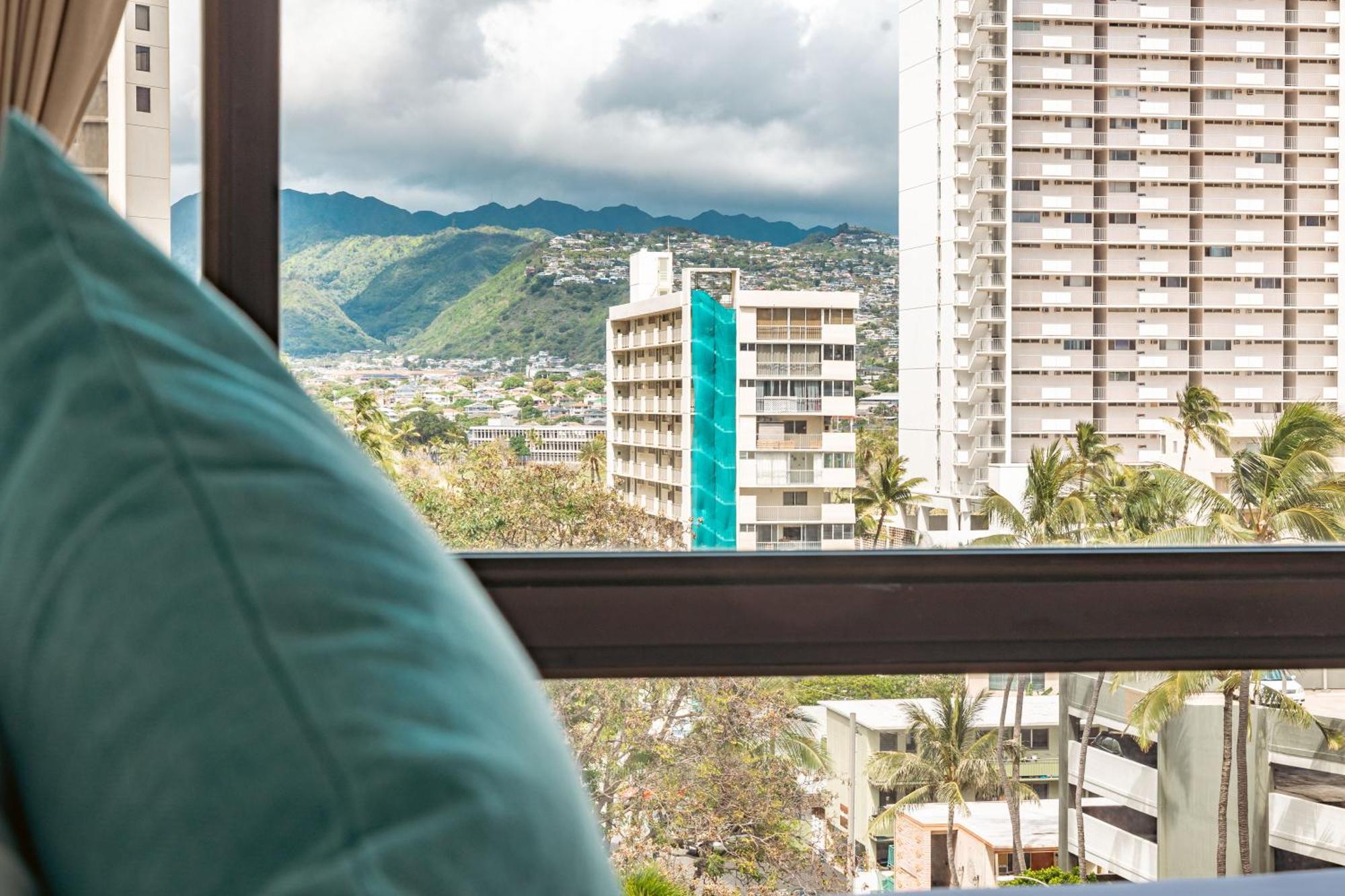 Newly Renovated 2 Bedroom Condo, 1 Block To Waikiki Beach, Free Parking Apartment Honolulu