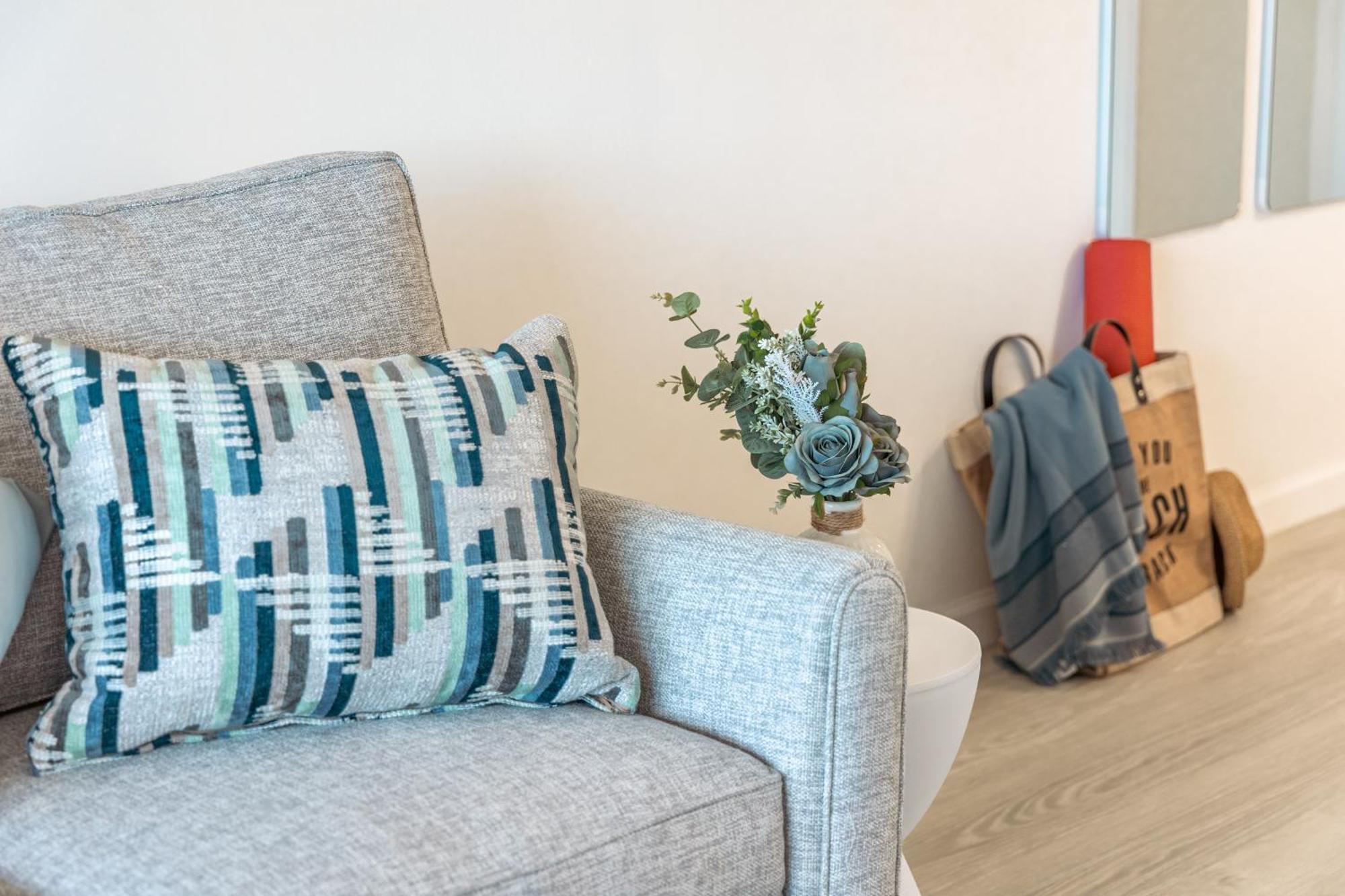 Newly Renovated 2 Bedroom Condo, 1 Block To Waikiki Beach, Free Parking *