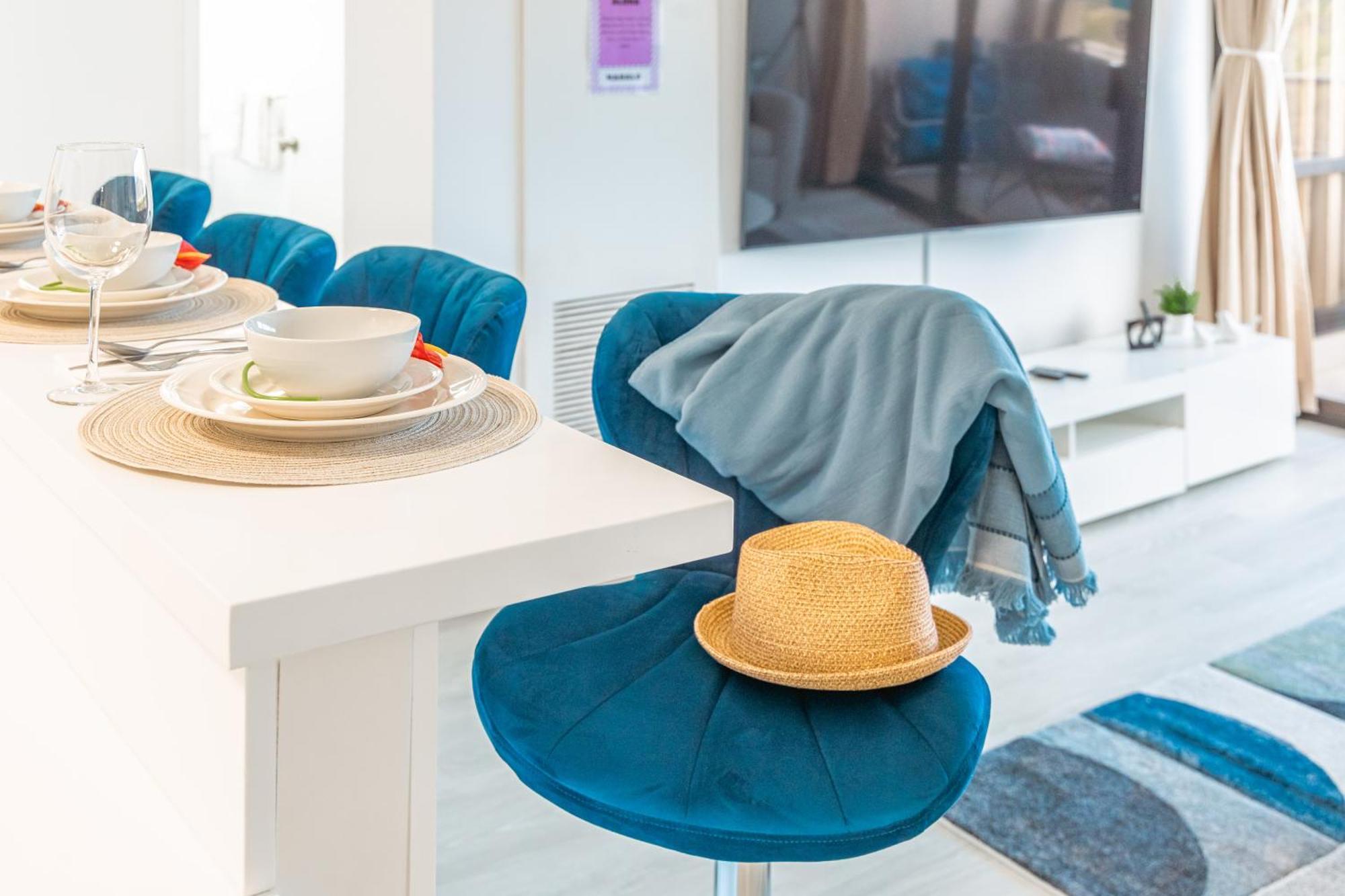 Newly Renovated 2 Bedroom Condo, 1 Block To Waikiki Beach, Free Parking