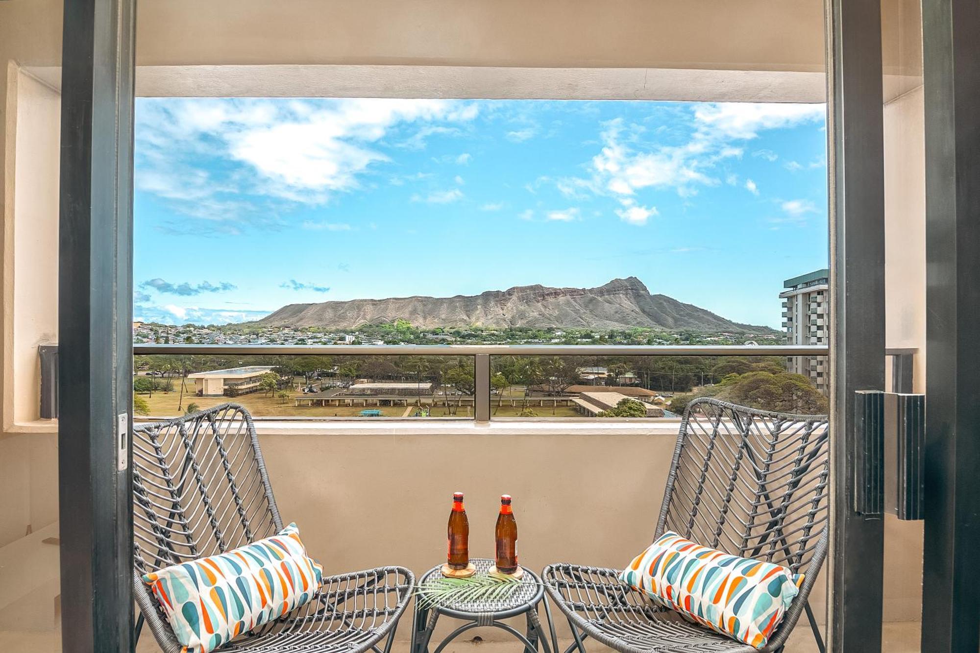 Apartment Newly Renovated 2 Bedroom Condo, 1 Block To Waikiki Beach, Free Parking