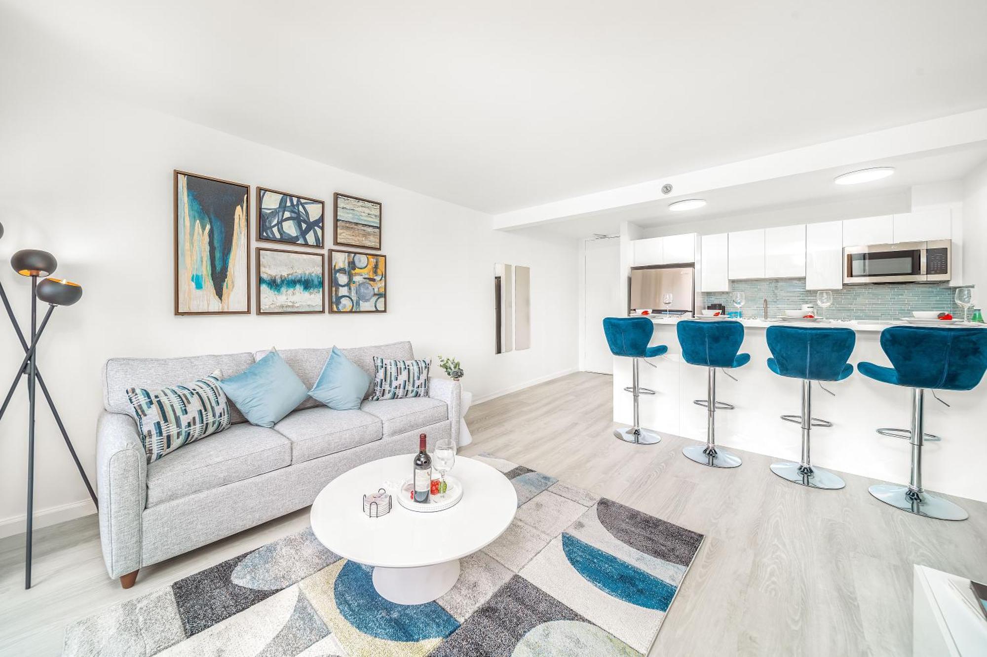 Apartment Newly Renovated 2 Bedroom Condo, 1 Block To Waikiki Beach, Free Parking *