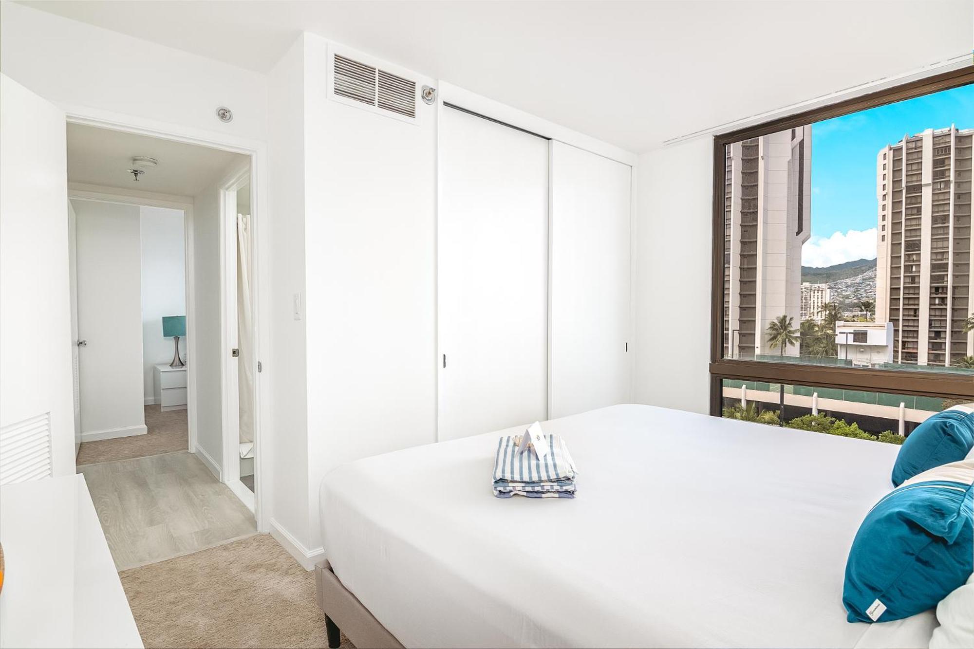 Newly Renovated 2 Bedroom Condo, 1 Block To Waikiki Beach, Free Parking Apartment Honolulu