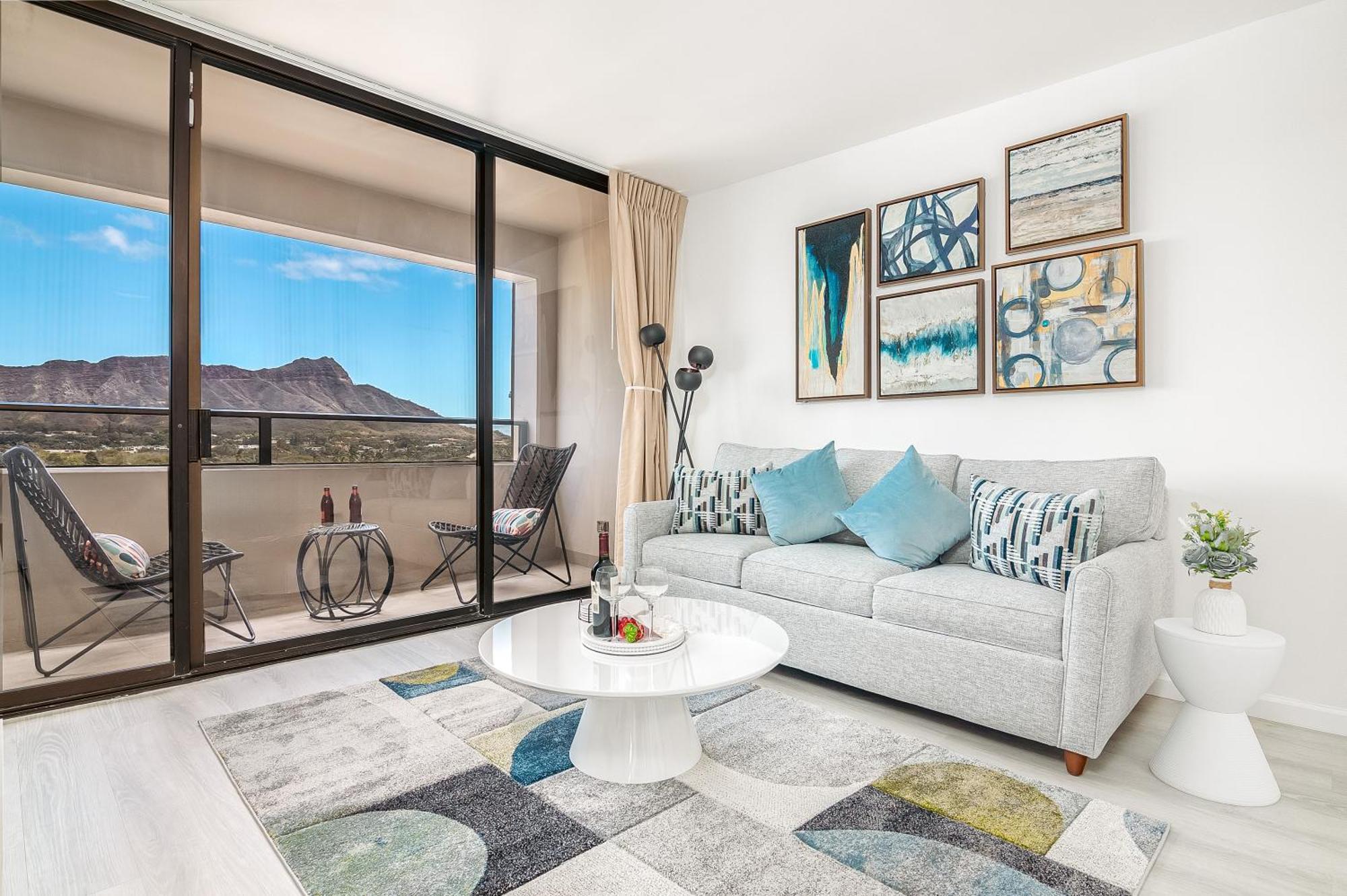 Newly Renovated 2 Bedroom Condo, 1 Block To Waikiki Beach, Free Parking *