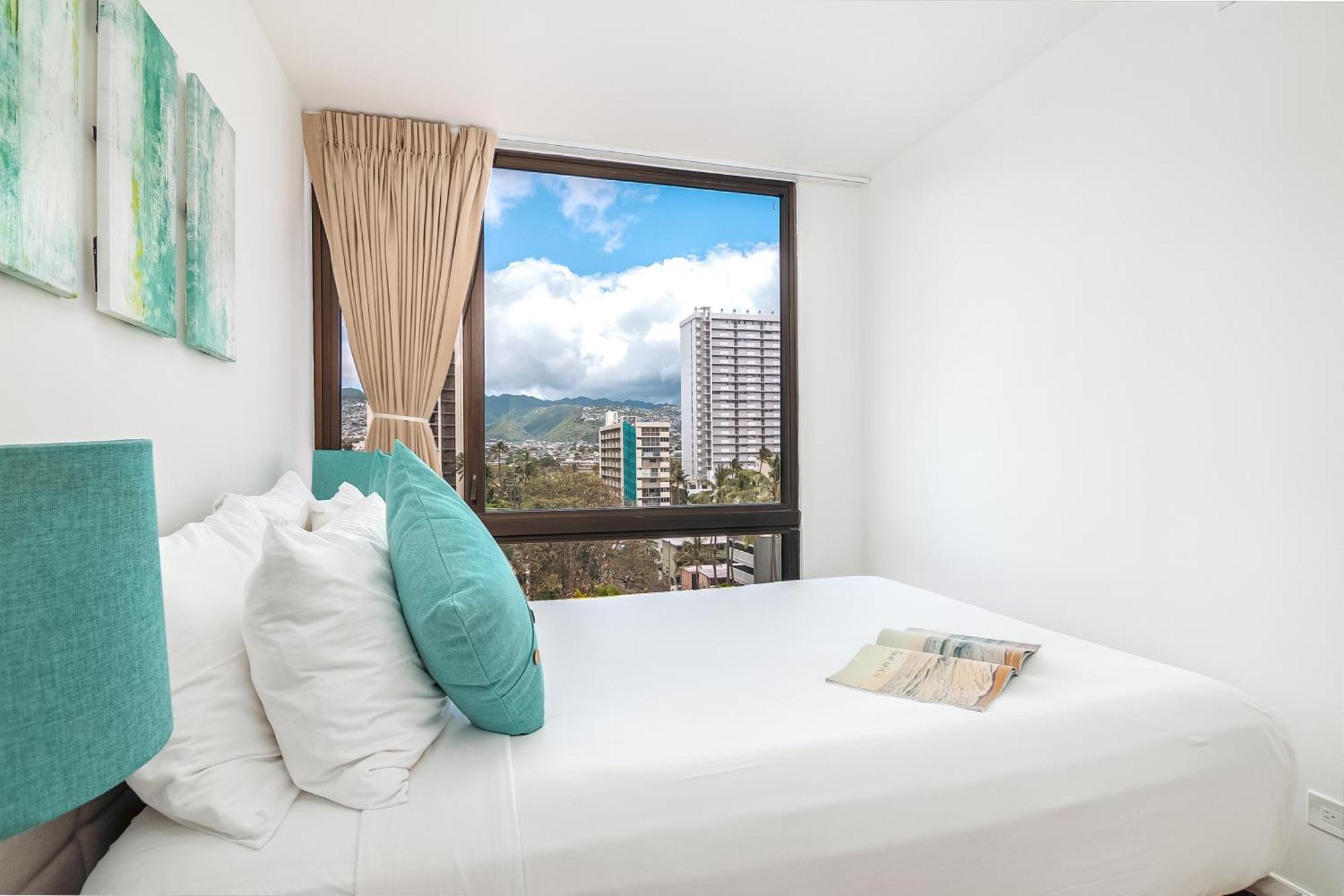 Apartment Newly Renovated 2 Bedroom Condo, 1 Block To Waikiki Beach, Free Parking