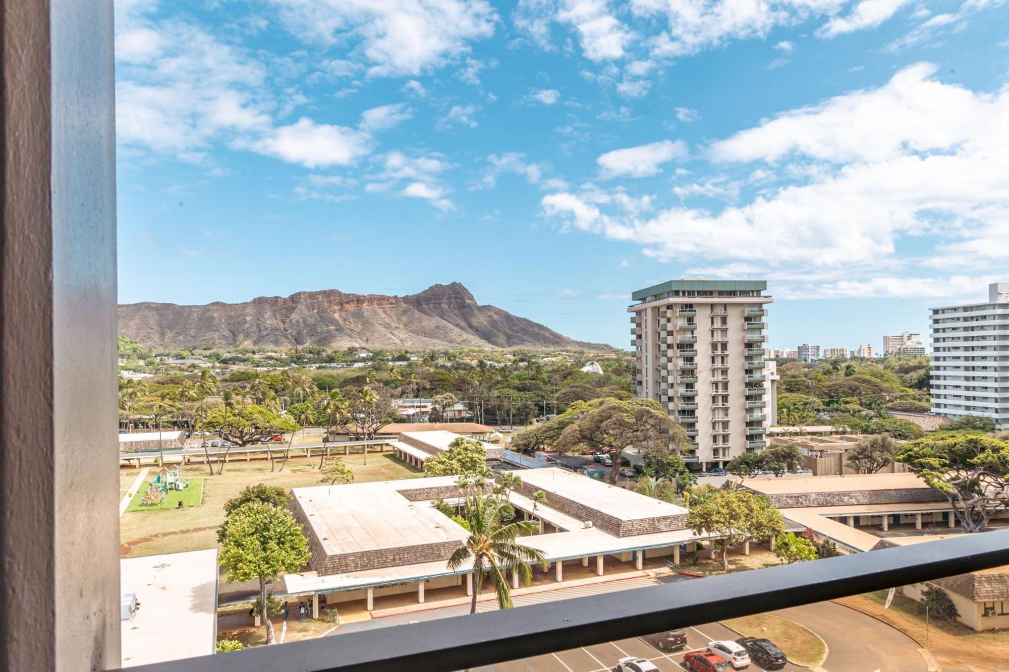Newly Renovated 2 Bedroom Condo, 1 Block To Waikiki Beach, Free Parking Apartment *