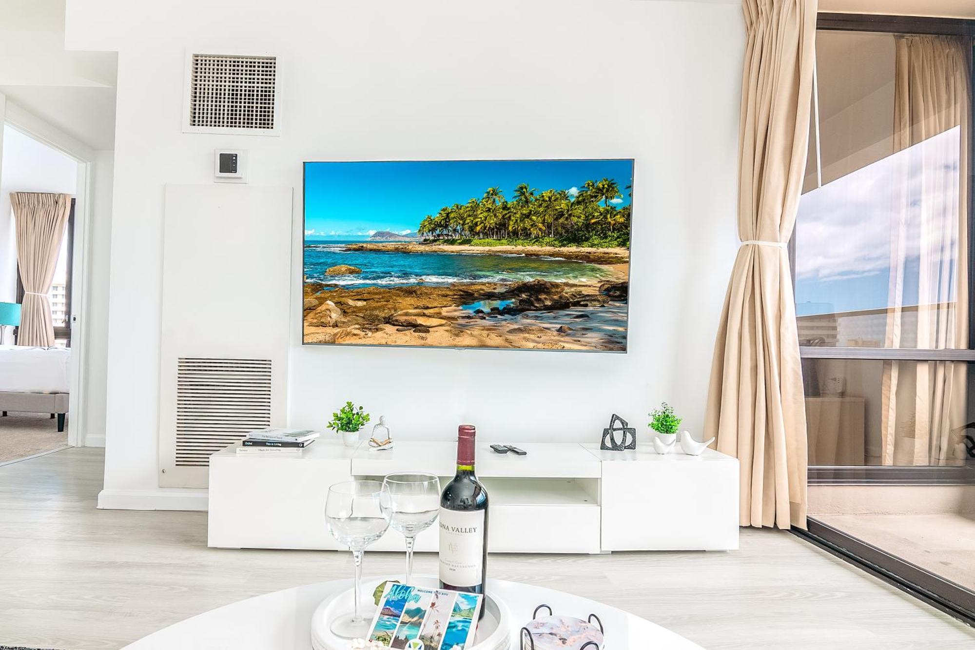 Apartment Newly Renovated 2 Bedroom Condo, 1 Block To Waikiki Beach, Free Parking *