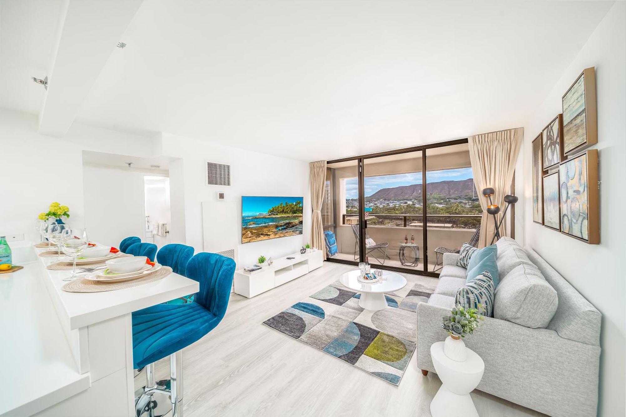 Newly Renovated 2 Bedroom Condo, 1 Block To Waikiki Beach, Free Parking Apartment Honolulu